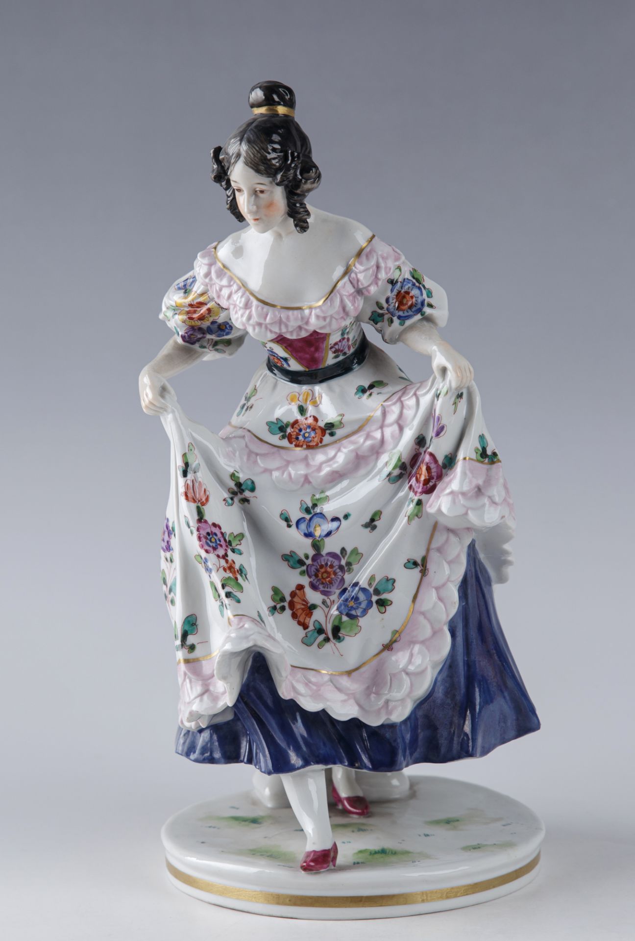 Ihr Kleid anhebende Tänzerin, Porzellanmanufaktur Ernst Bohne Söhne, Rudolstadt, 2. H. 19. Jh.