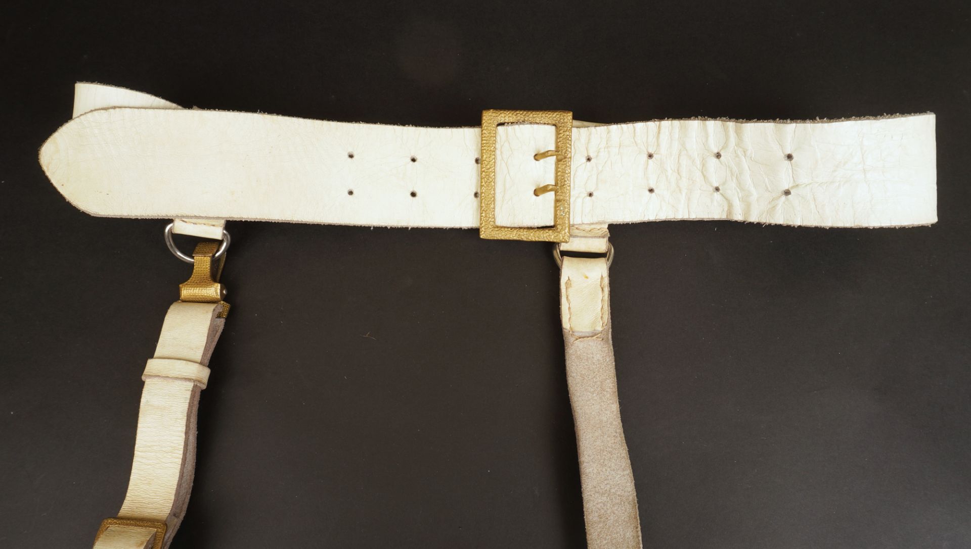 weiße Lederkoppel mit Schulterriemen, ca. 1950er-70er Jahre - Image 2 of 4