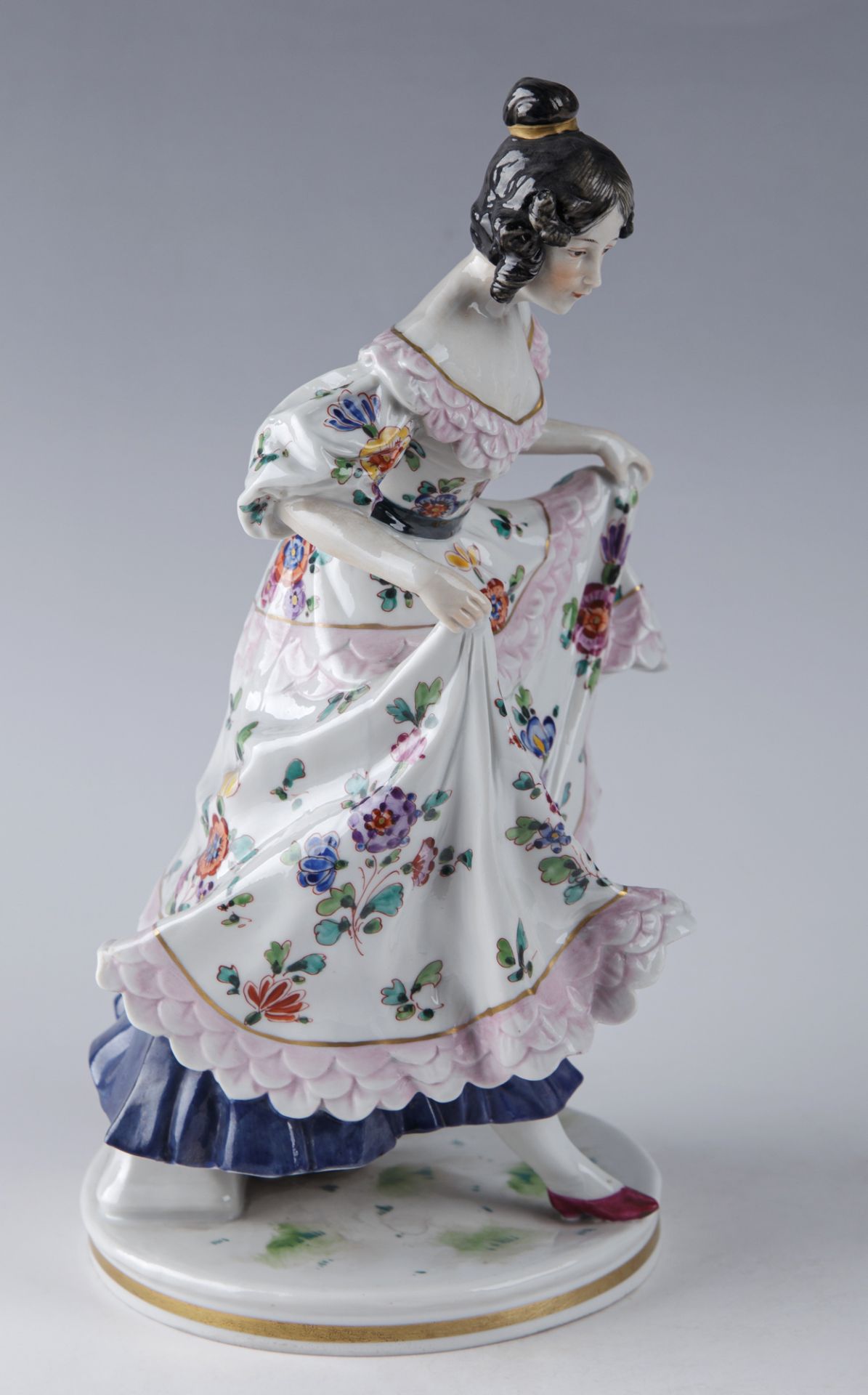 Ihr Kleid anhebende Tänzerin, Porzellanmanufaktur Ernst Bohne Söhne, Rudolstadt, 2. H. 19. Jh. - Image 3 of 5