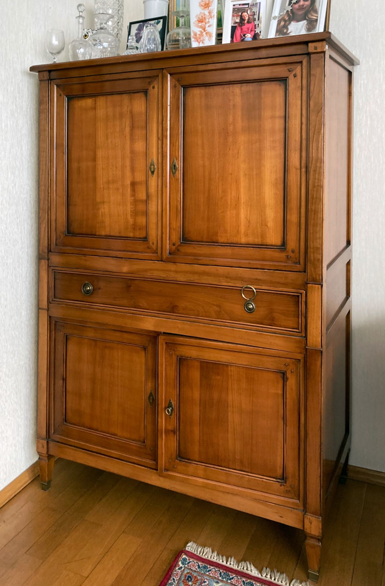 Fernsehschrank mit Schreibfach im Louis XVI-Stil