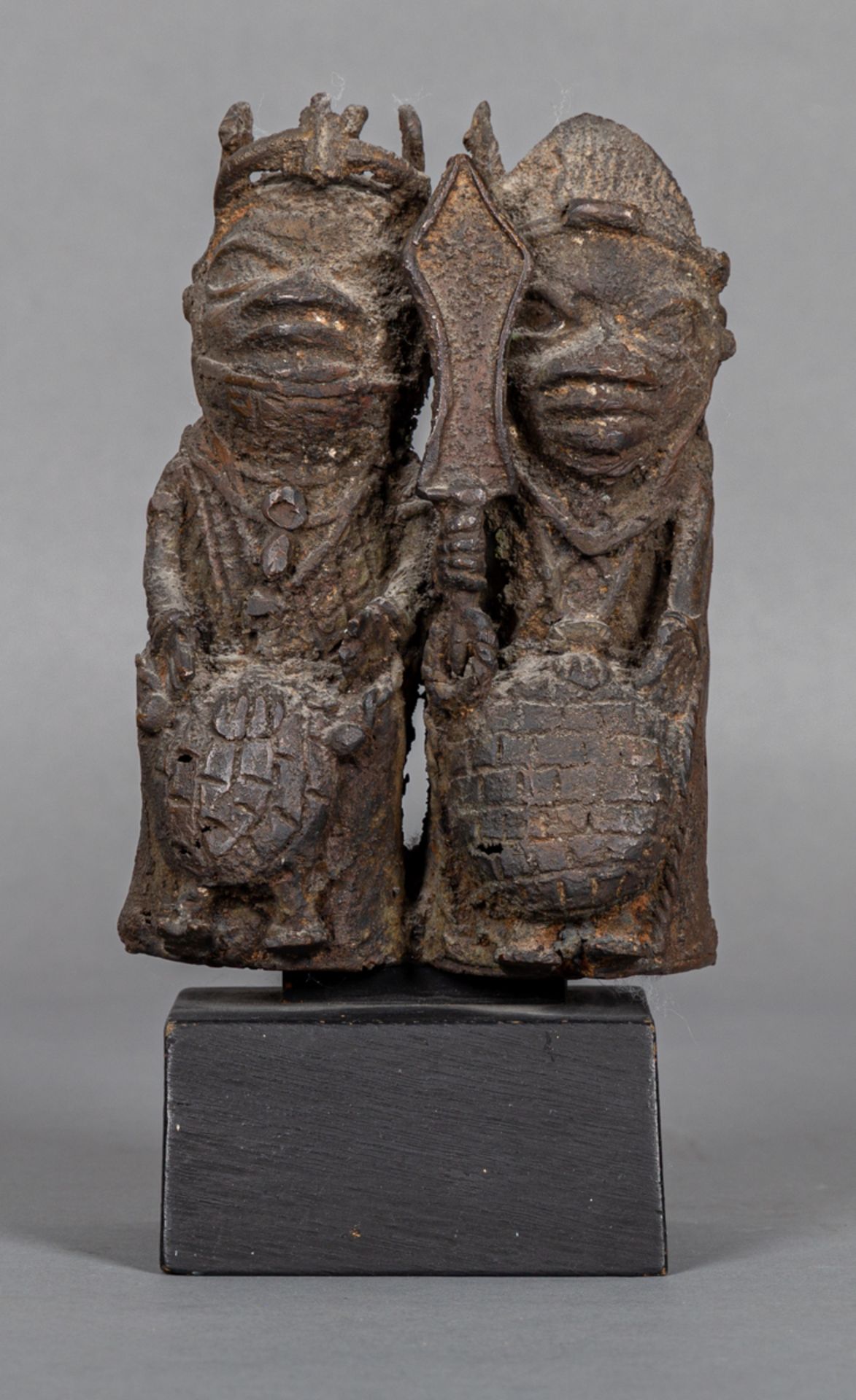 Sitzendes Paar mit Zeremonialschwert, Nigeria (Benin), Mitte 20. Jh.