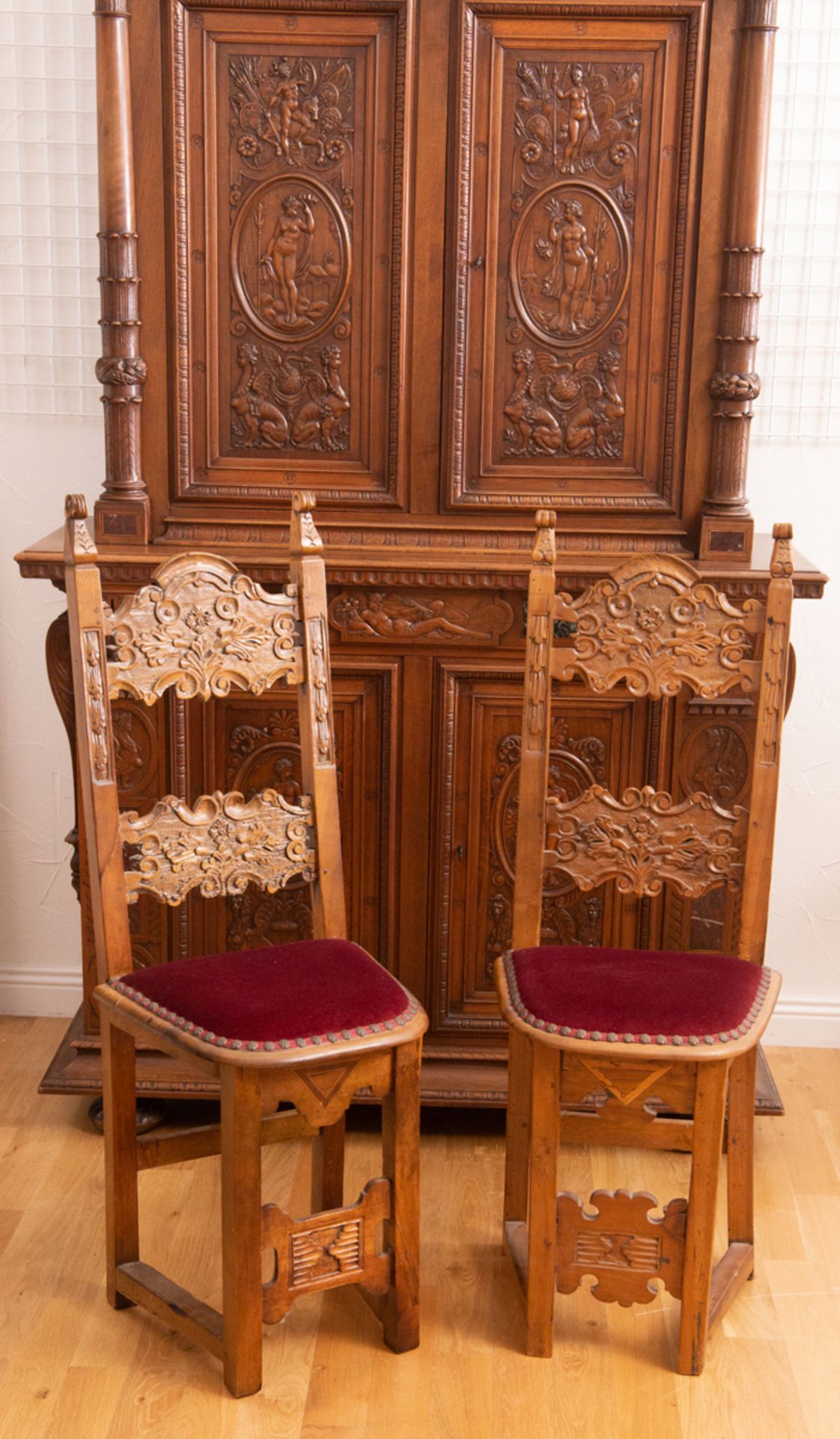 Paar Stühle mit Schnitzereien, deutsch Ende 17. Jh.