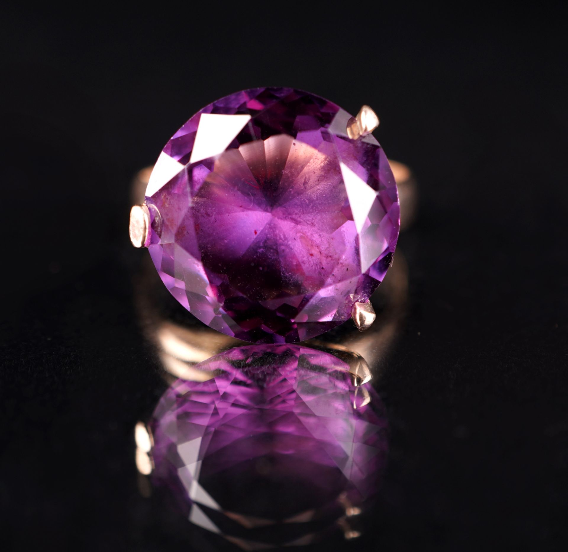 Ring mit violettem Saphir (synthetisch), GG 333