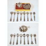 8 Miniatur-Löffel aus Silber und ein Tee-Ei