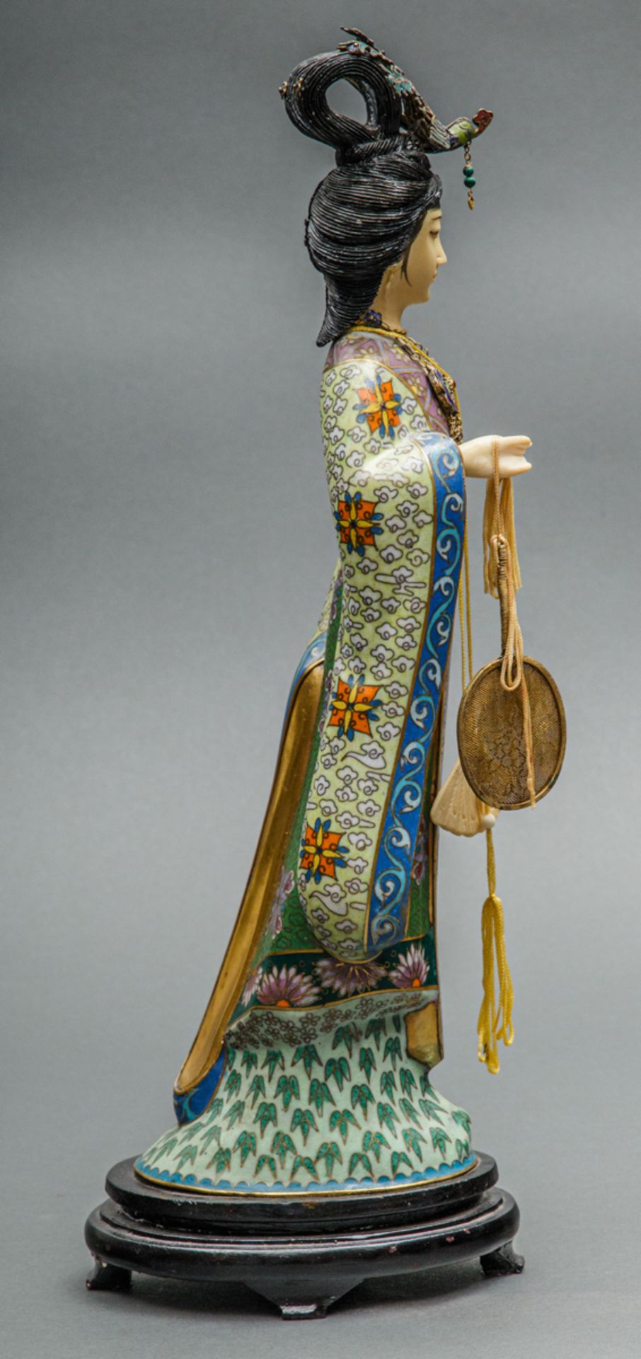 Elegante Hofdame im Manchu-Stil, China, 20 Jh. - Bild 4 aus 4