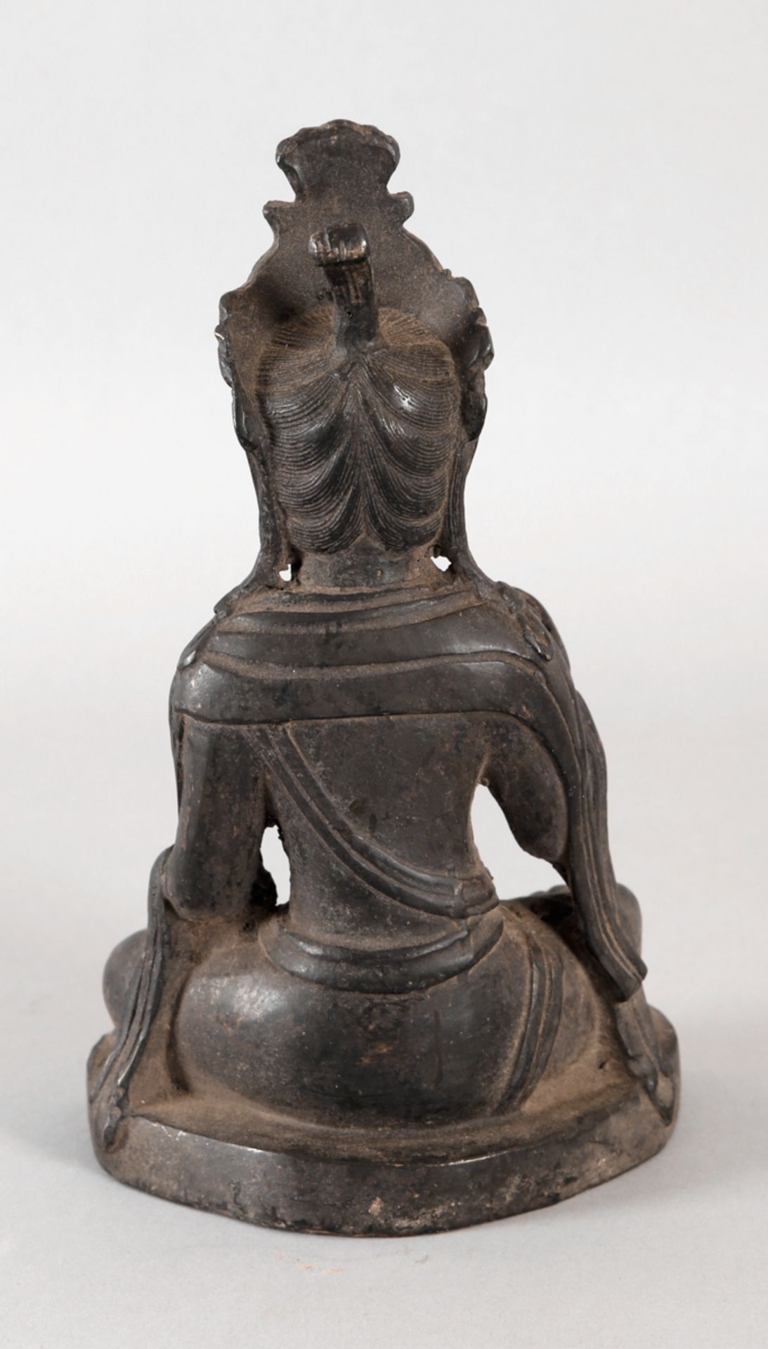 Guanyin in meditativer Sitzhaltung, Bronze, wohl 19. Jh. - Bild 2 aus 2