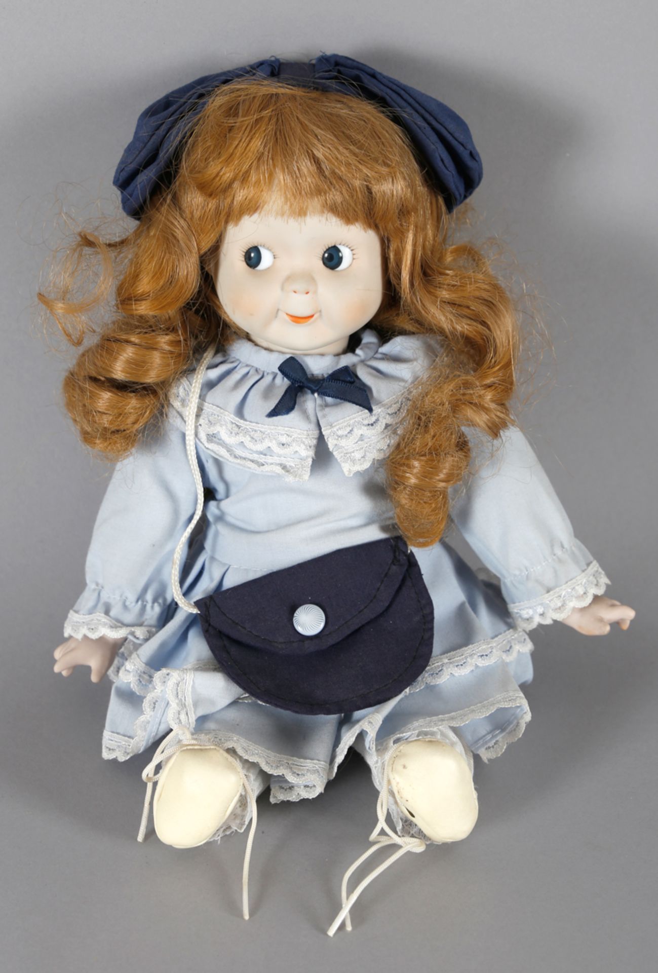 Moderne Puppe mit Schelmenaugen