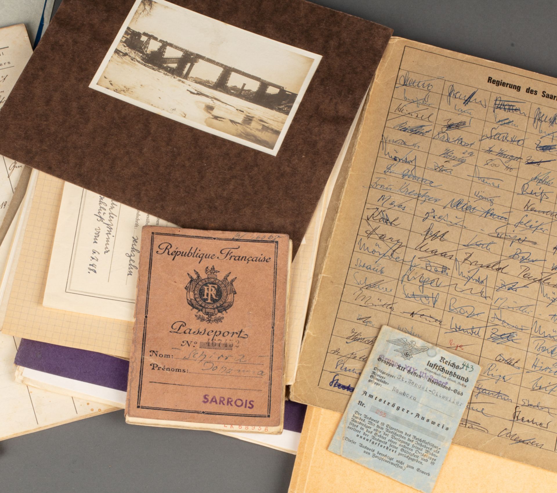 Konvolut Urkunden, Zeugnisse, Pässe, Ausweise, Schulaufsätze etc., zumeist 1930er bis 1950er Jahre - Image 2 of 2