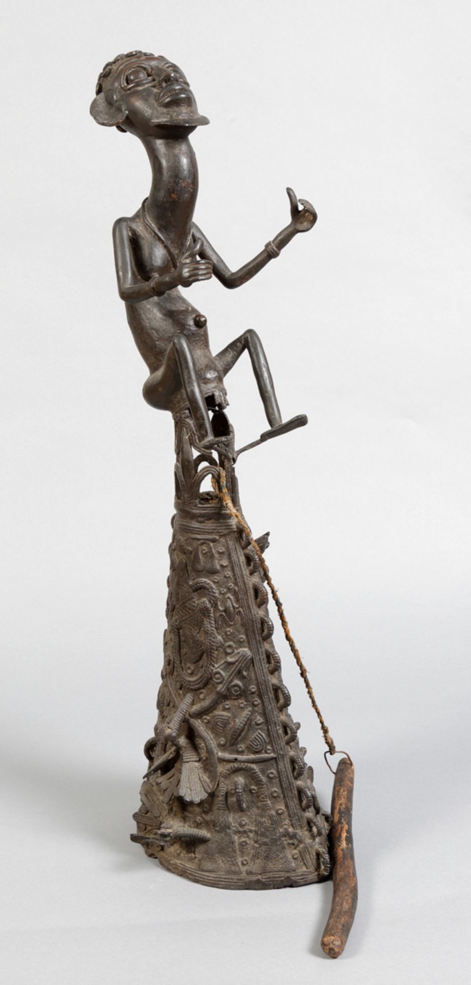 Große Glocke mit Abschlussfigur, Bamum, Kameruner Grasland - Image 2 of 3