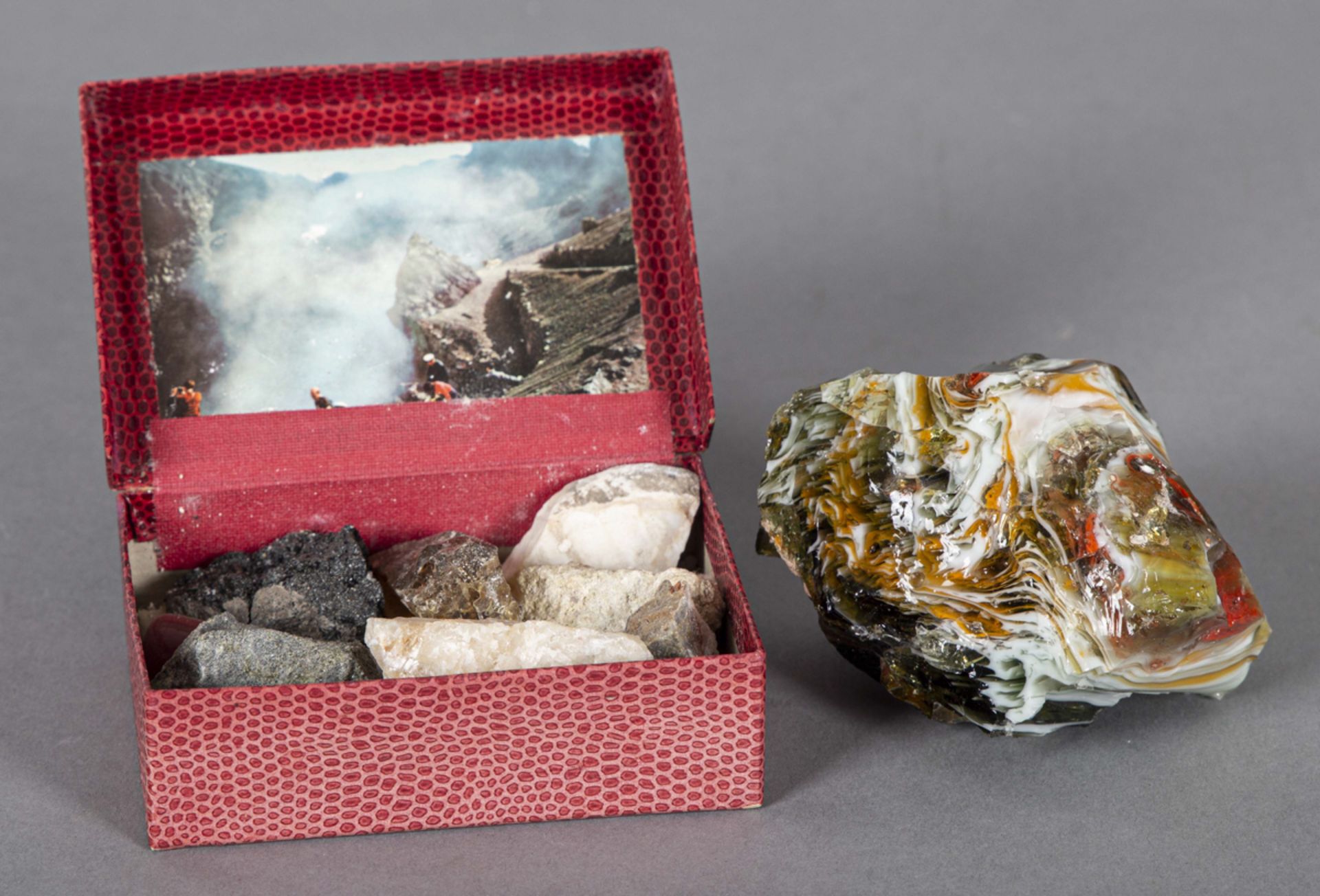 Kleine Sammlung vulkanischen Gesteins vom Vesuv (Basalt, Nephrit, Phonolith, Gals, Bims)