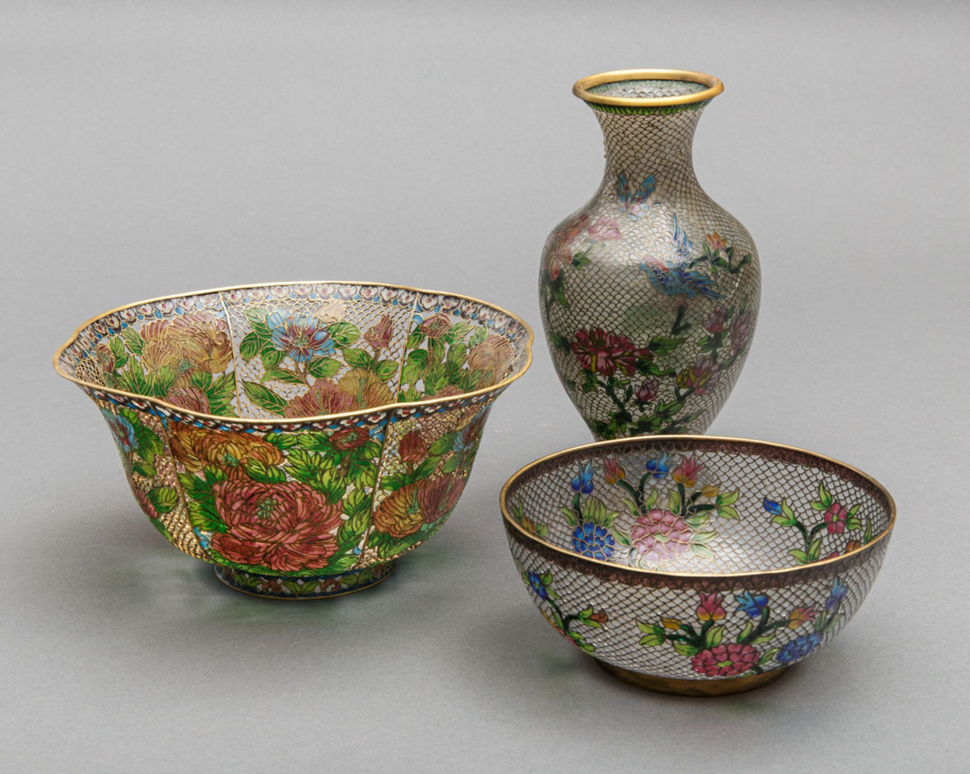 Feine Cloisonné-Garnitur, 2 Schalen und 1 Vase in 'Plique-à-jour', China, 2. H. 20. Jh. - Bild 2 aus 3