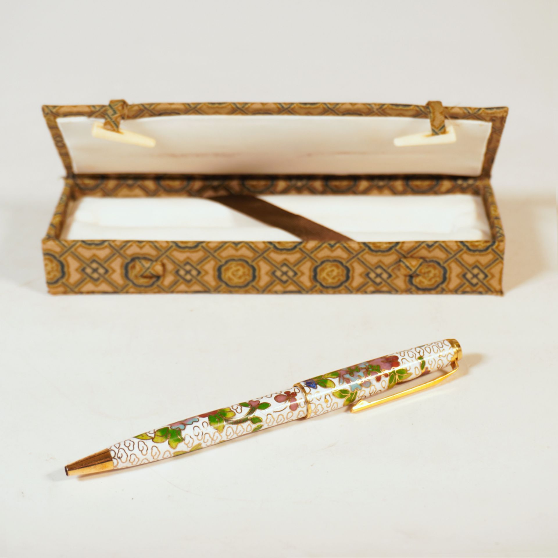 Cloisonné Kugelschreiber im Etui, Peking, China 2. H. 20. Jh. - Image 2 of 5