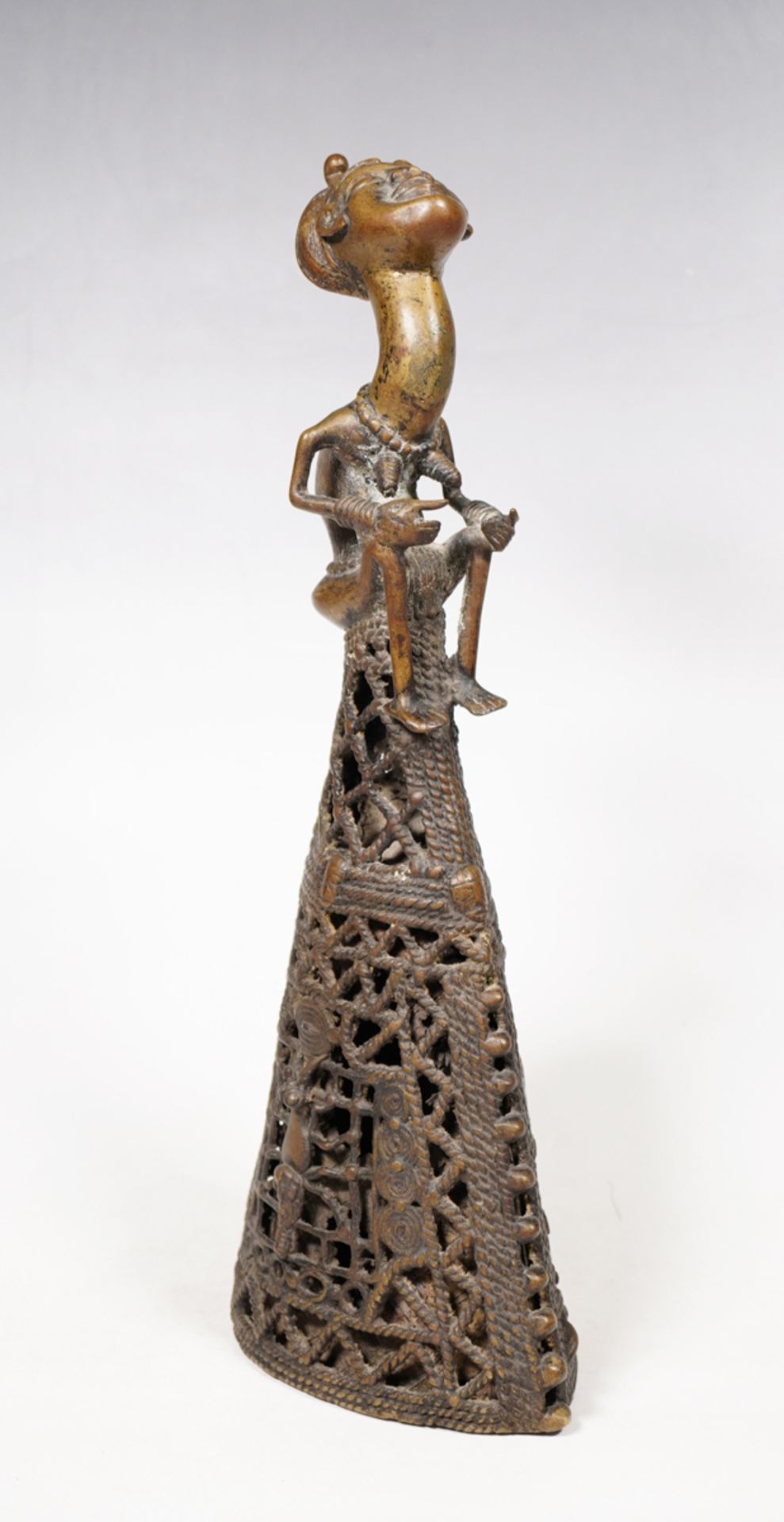 Figur in Glockenform, Volk der Bamum, Kameruner Grasland - Bild 3 aus 9