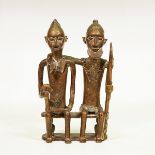 Sitzendes Paar mit Kind, Westafrika, wohl Volk der Dogon, Mali