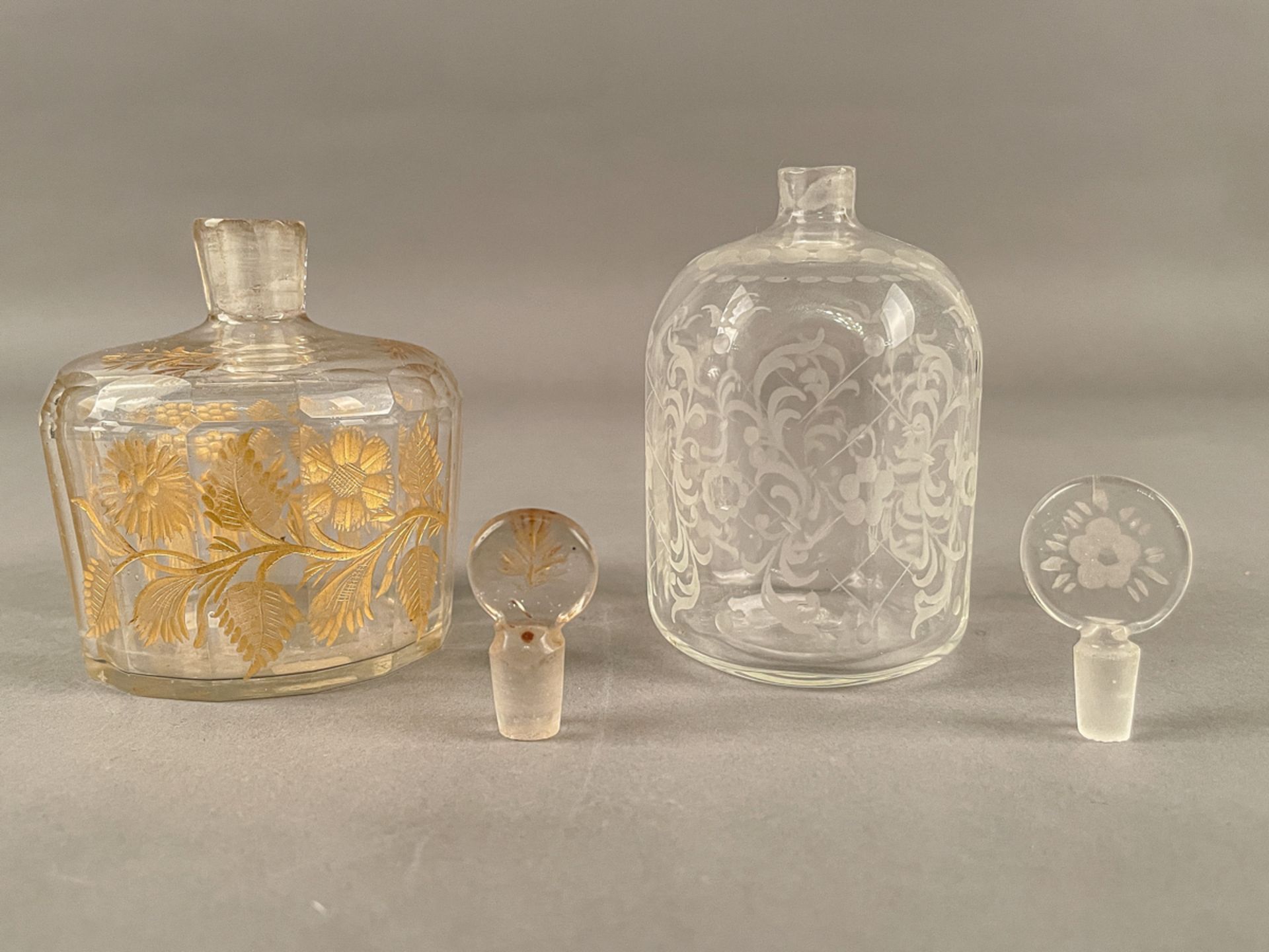 Zwei Biedermeier Glas-Flakons, wohl Böhmen, um 1830 - Image 2 of 2