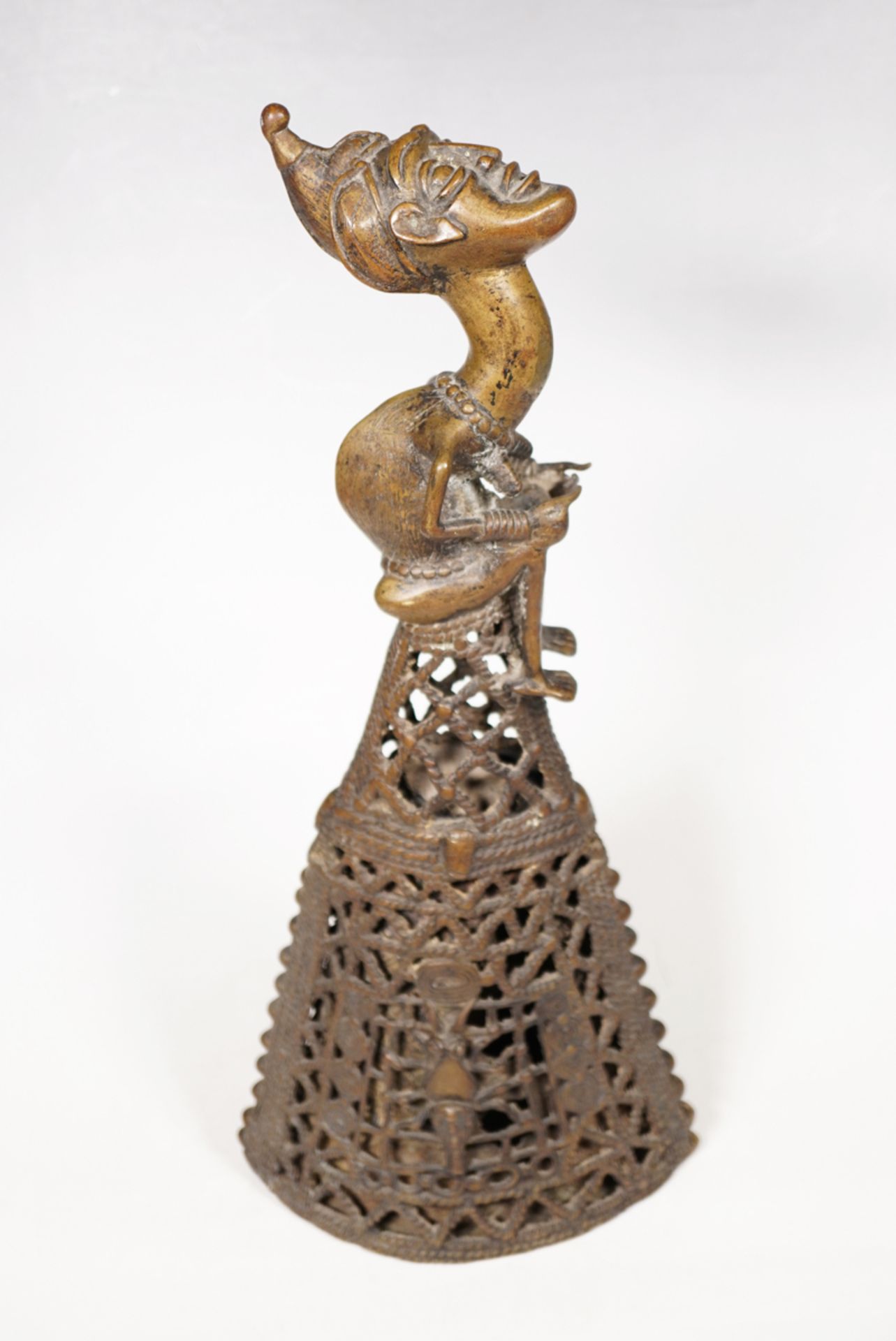Figur in Glockenform, Volk der Bamum, Kameruner Grasland - Bild 2 aus 9