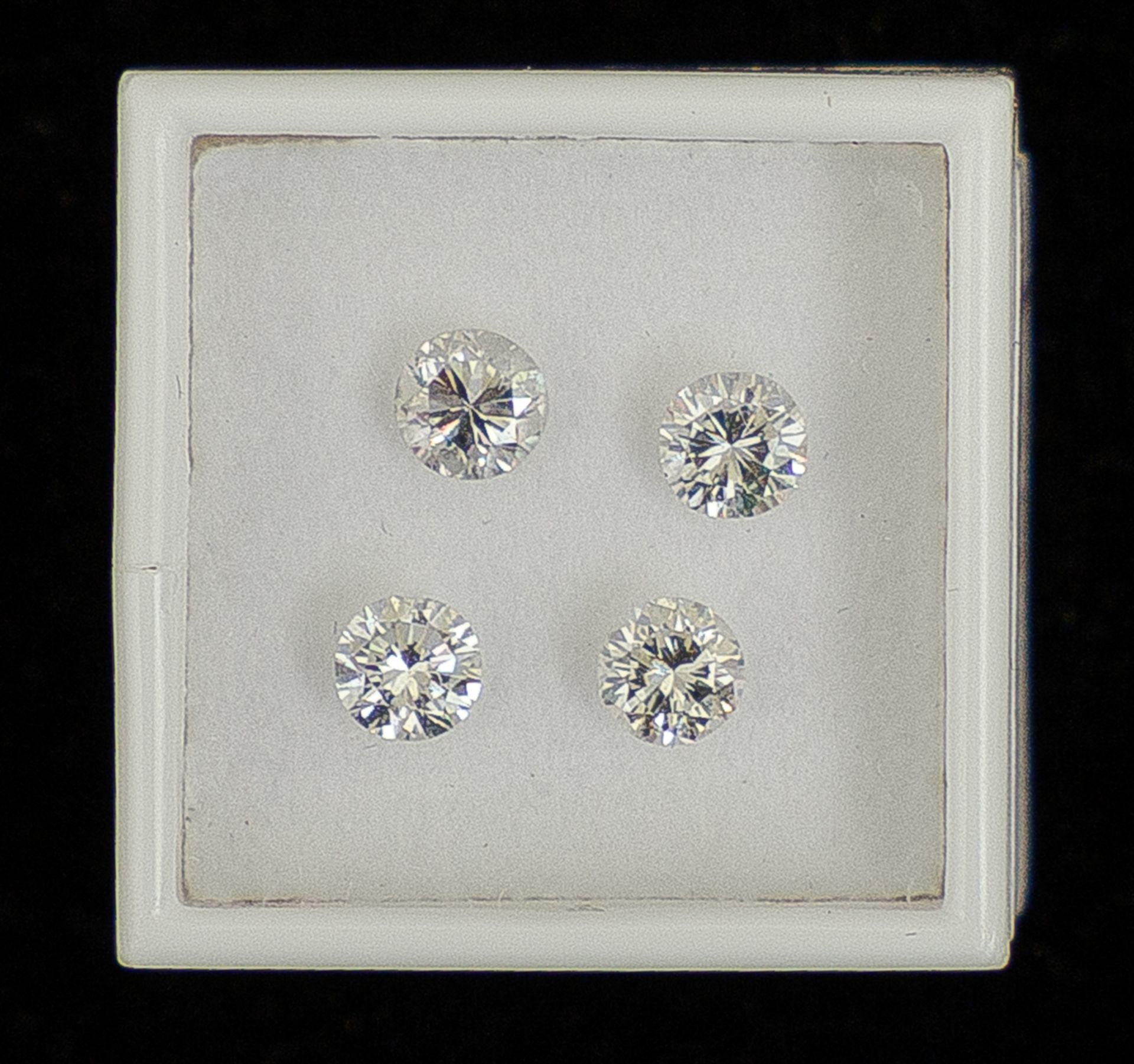 4 Brillanten, je 0,14 - 0,15 ct