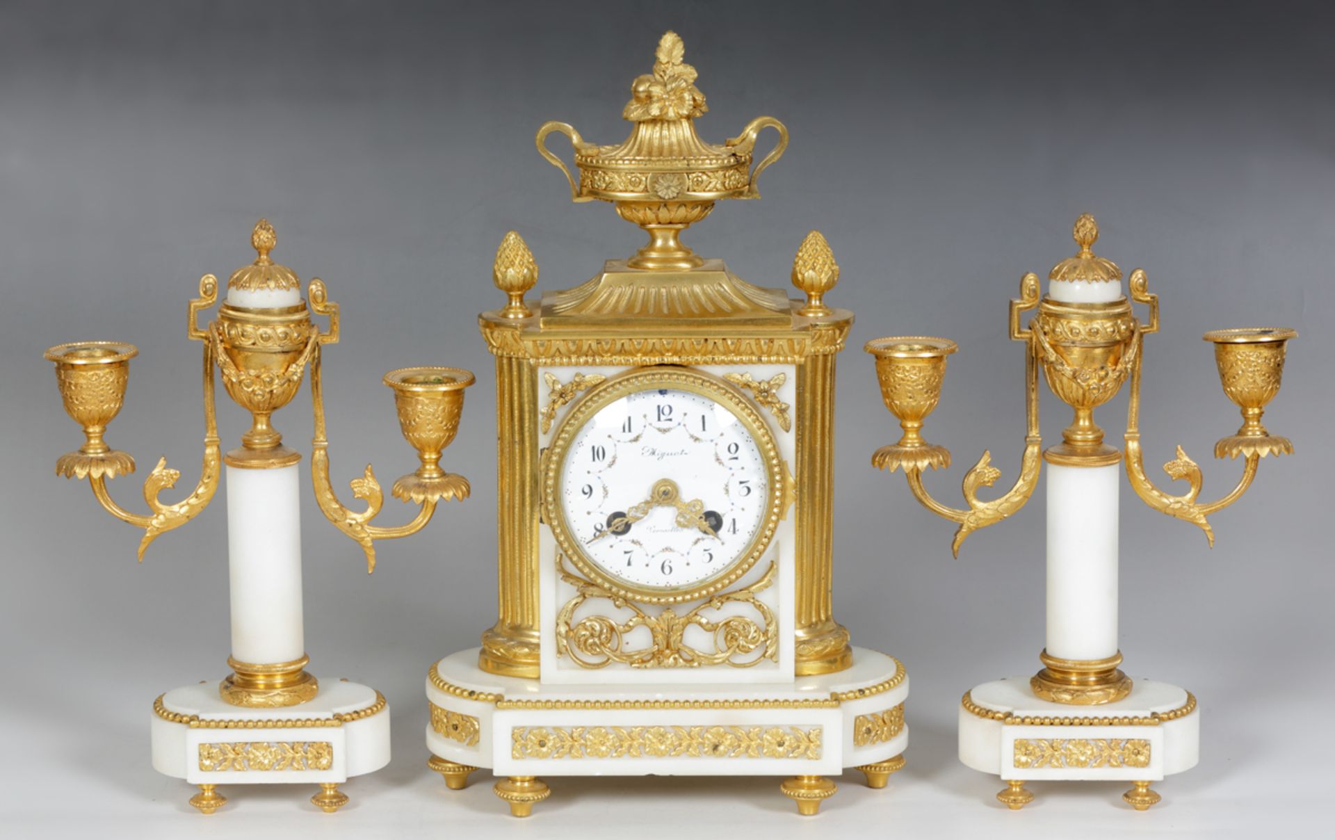 Schöne Marmoruhr mit 2 Kerzenleuchtern im Stil Louis XVI, Frankreich, Paris, um 1900