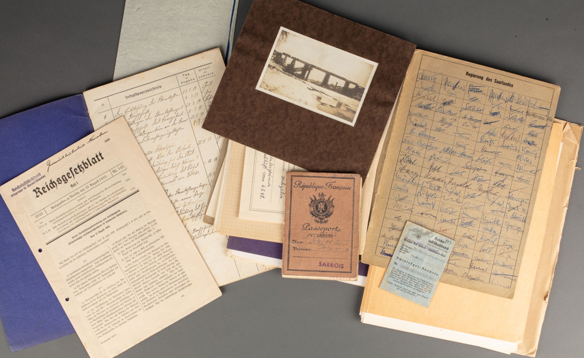 Konvolut Urkunden, Zeugnisse, Pässe, Ausweise, Schulaufsätze etc., zumeist 1930er bis 1950er Jahre