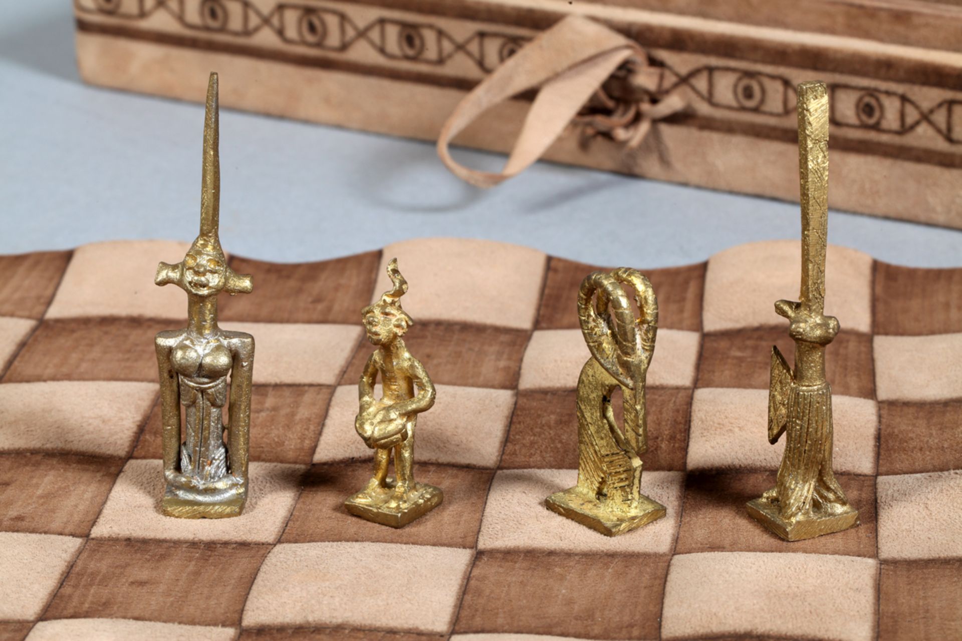 Spiele-Koffer für Schach und wohl Dame, Westafrika, wohl Burkina Faso, 20. Jh. - Bild 3 aus 3