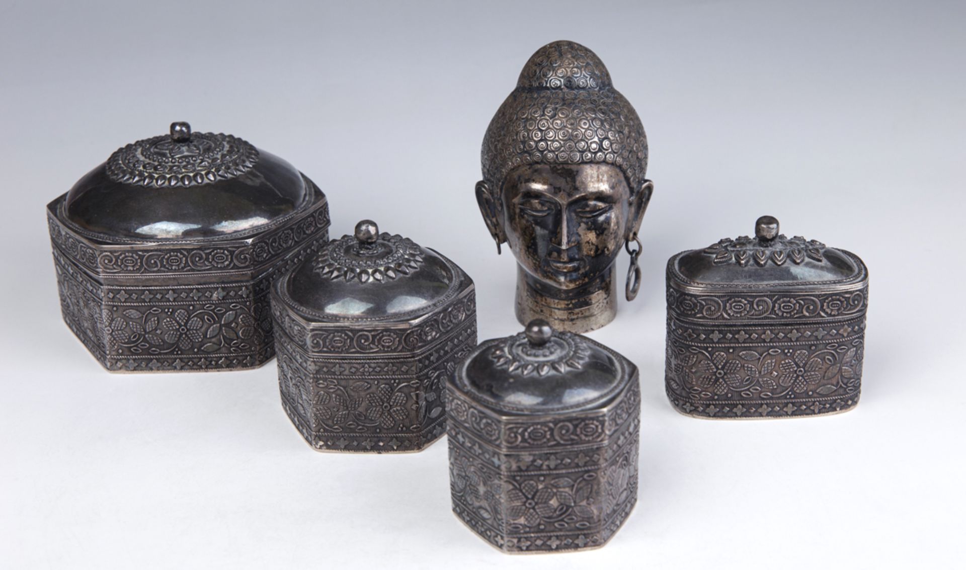 Vier Deckeldosen und eine Buddha-Büste, Silber, wohl Indien, 20. Jh. - Image 5 of 5