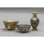 Feine Cloisonné-Garnitur, 2 Schalen und 1 Vase in 'Plique-à-jour', China, 2. H. 20. Jh.