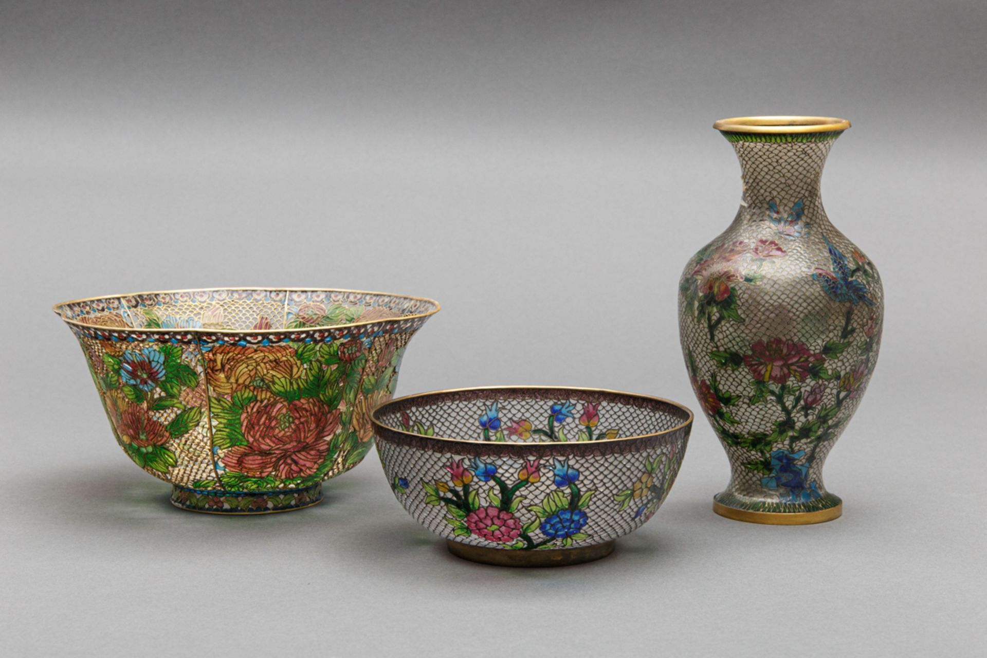Feine Cloisonné-Garnitur, 2 Schalen und 1 Vase in 'Plique-à-jour', China, 2. H. 20. Jh.