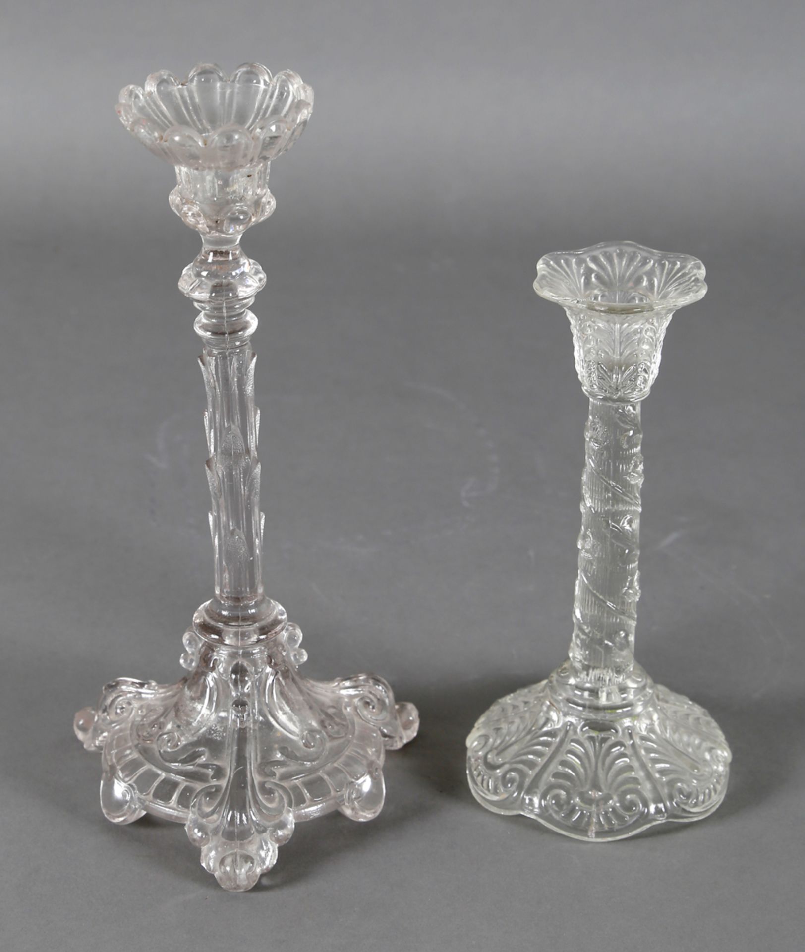 Zwei Kerzenleuchter, farbloses Pressglas um 1900