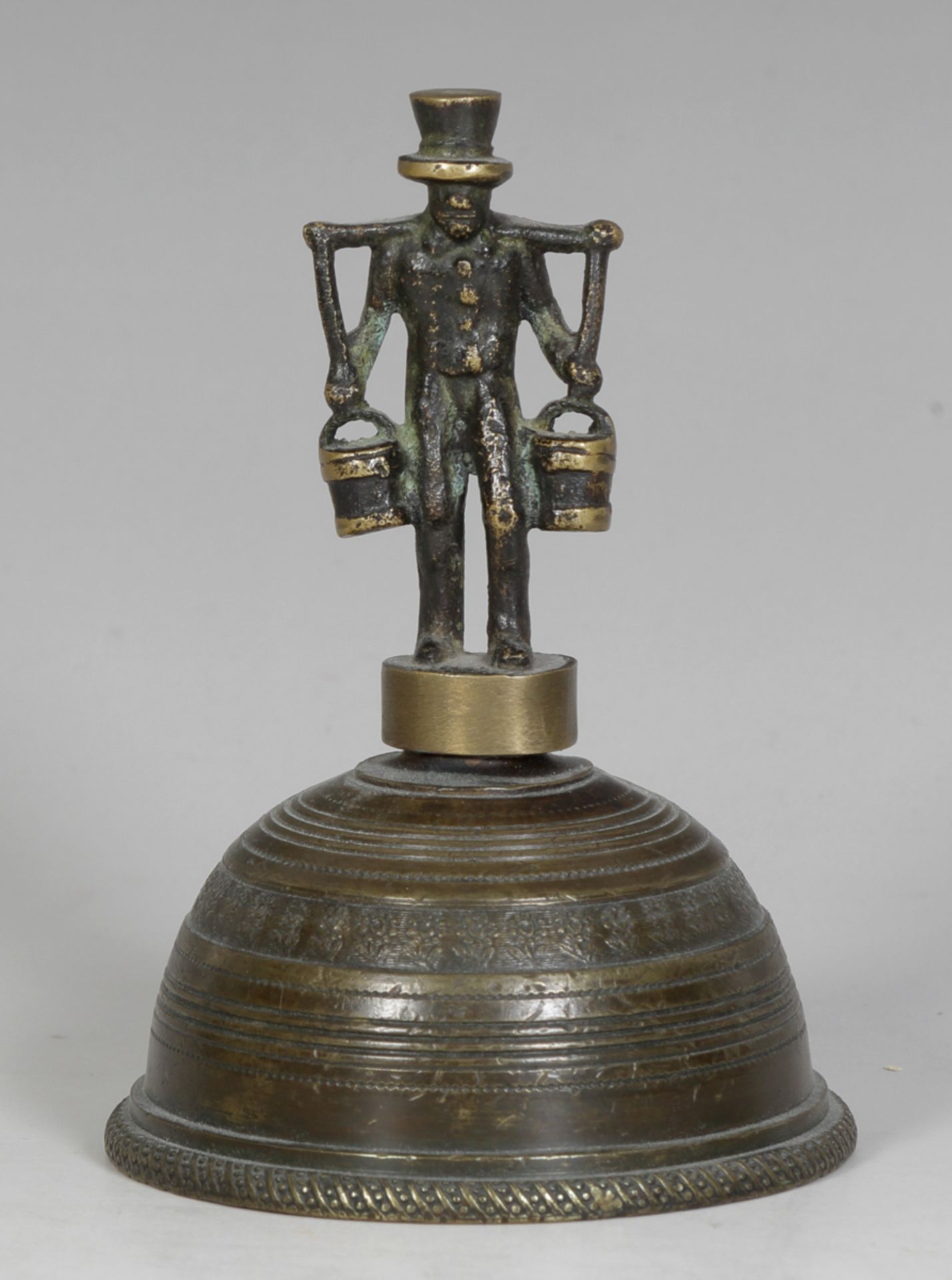 Tischglocke mit Wasserträger, deutsch, 19.-20. Jh.