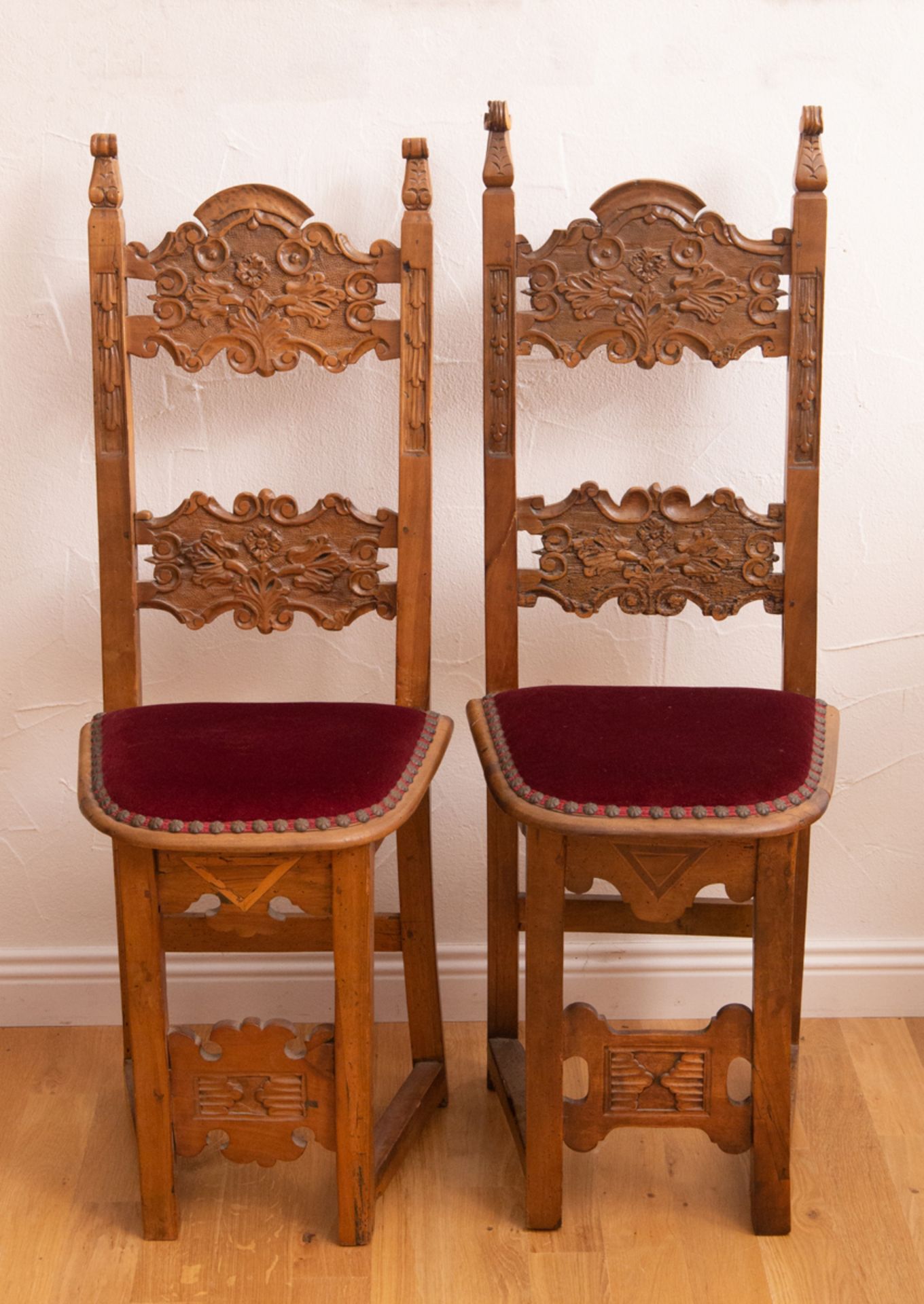 Paar Stühle mit Schnitzereien, deutsch Ende 17. Jh. - Bild 2 aus 4