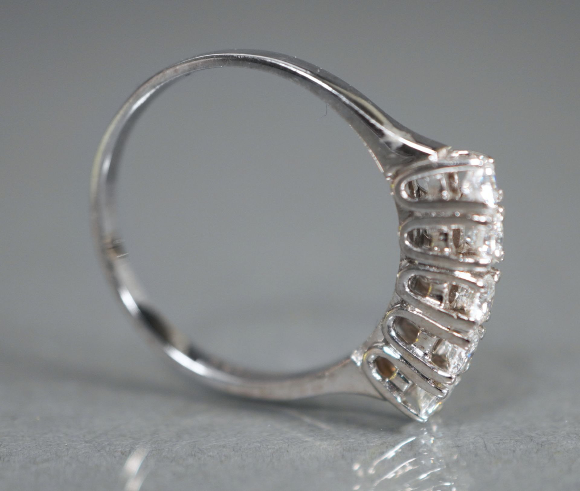 Ring mit fünf Brillanten, WG 585 - Image 2 of 2