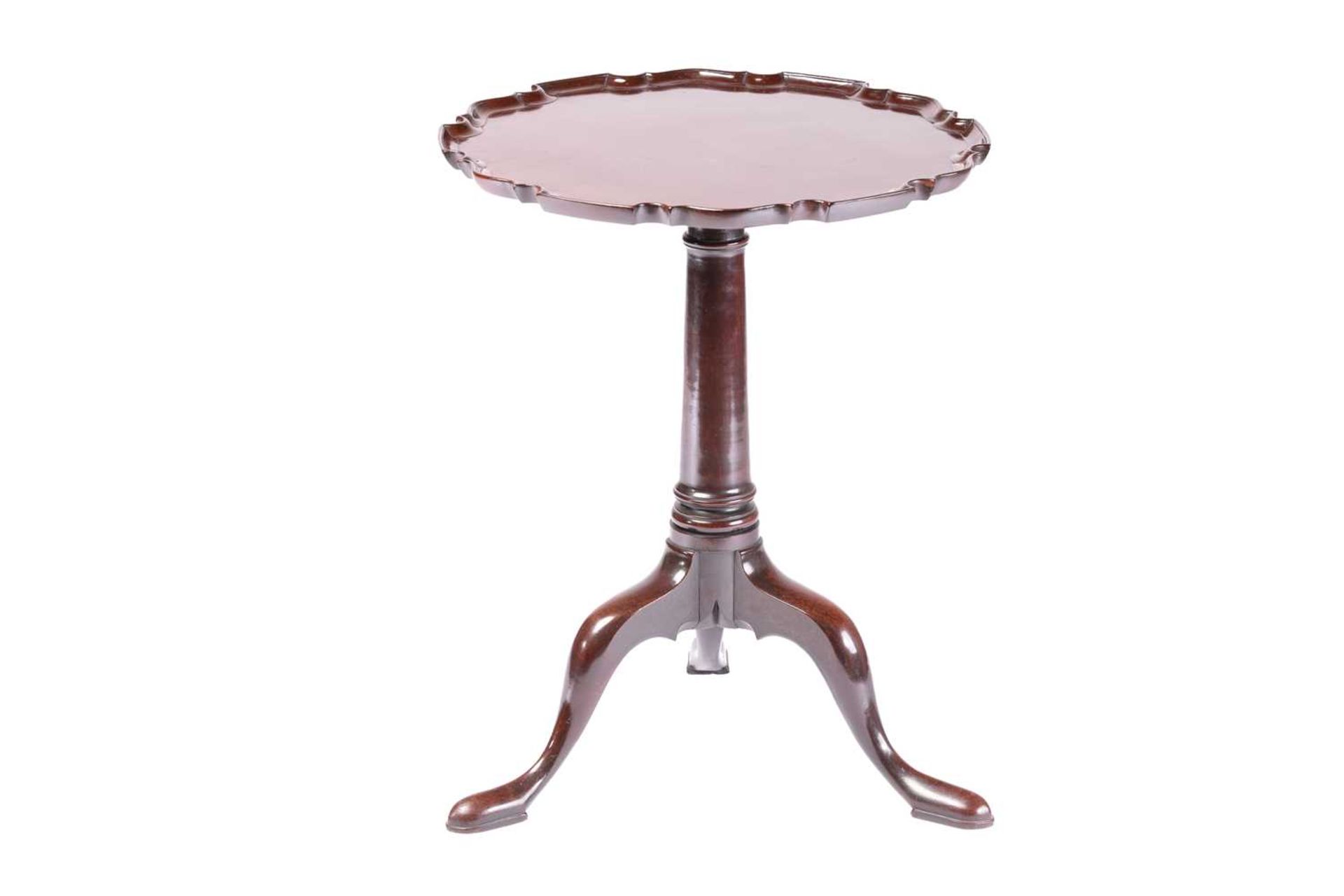 Early George III Cuban mahogany tripod table, pie-crust tilted top on a column base and cabriole