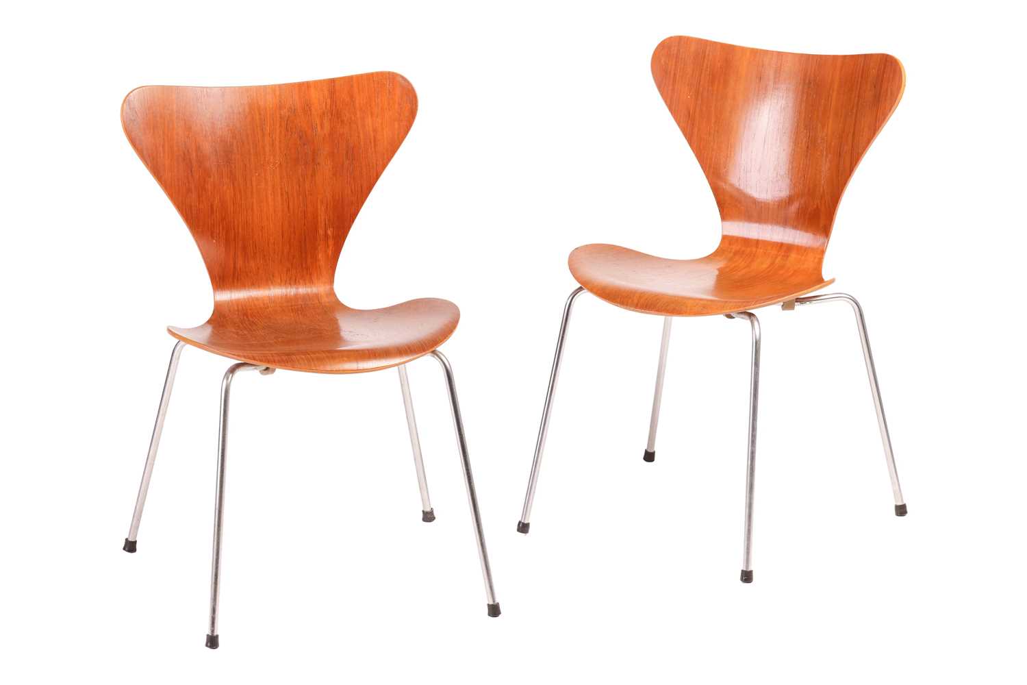 Arne Jacobsen for Fritz Hansen, set of four Sjuan chairs with laminated teak shell and chrome - Image 3 of 7