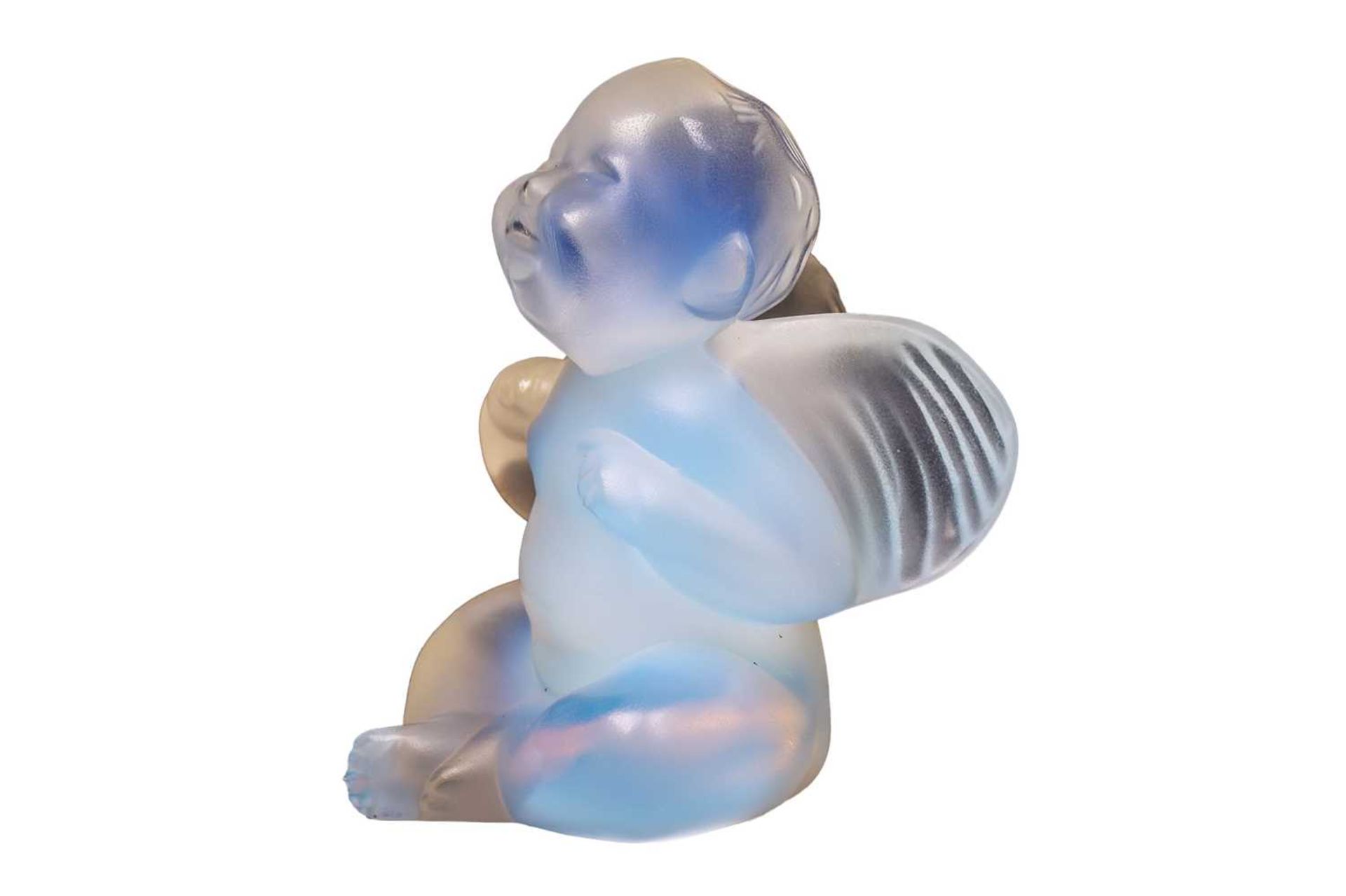 A contemporary Lalique opaline crystal glass paperweight, modelled as a seated cherub / putti, 7.5 - Image 2 of 6