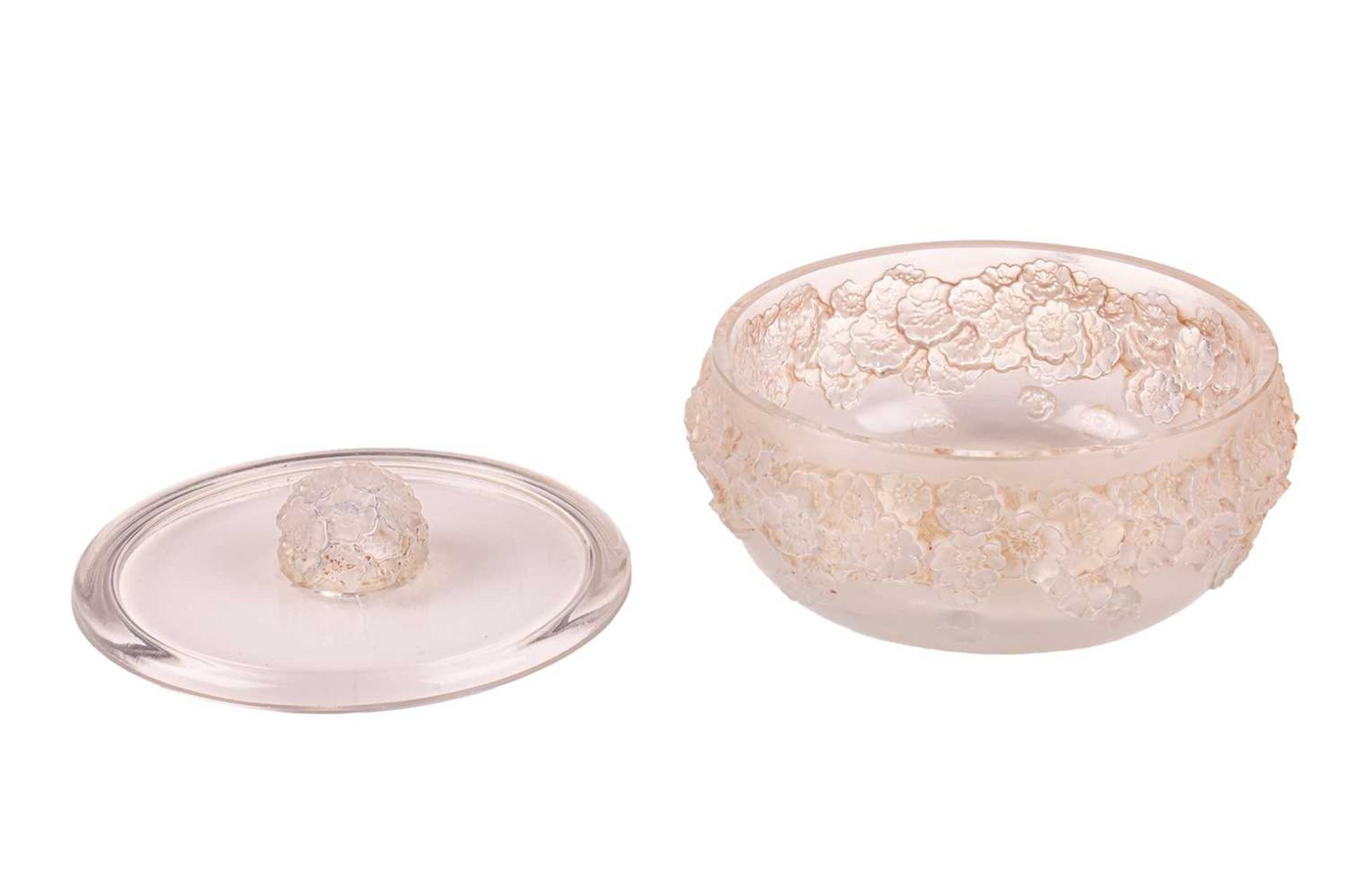 A Rene Lalique 'Primeveres' pattern moulded and frosted circular powder bowl and cover, the body - Image 2 of 5