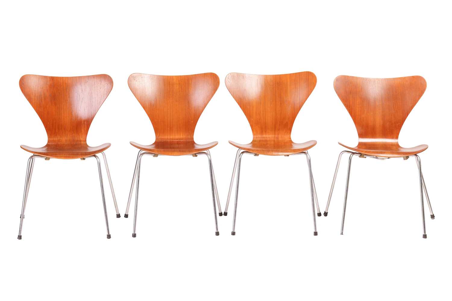 Arne Jacobsen for Fritz Hansen, set of four Sjuan chairs with laminated teak shell and chrome