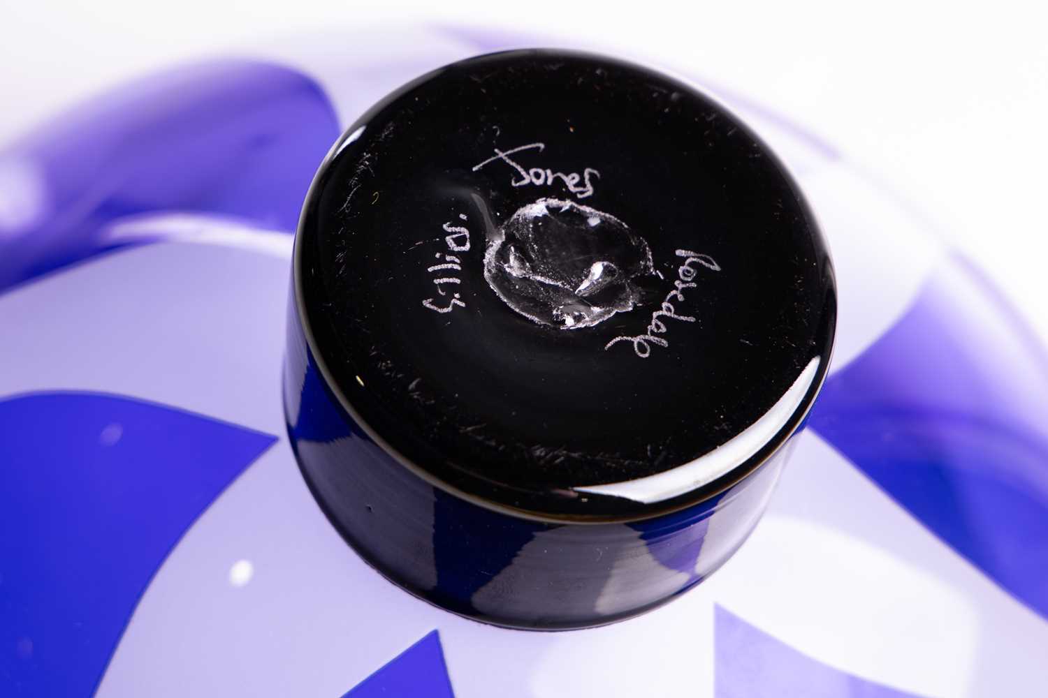 A Gillies Jones art glass bowl, with translucent blue leaf decoration on a circular foot, etched - Image 5 of 6