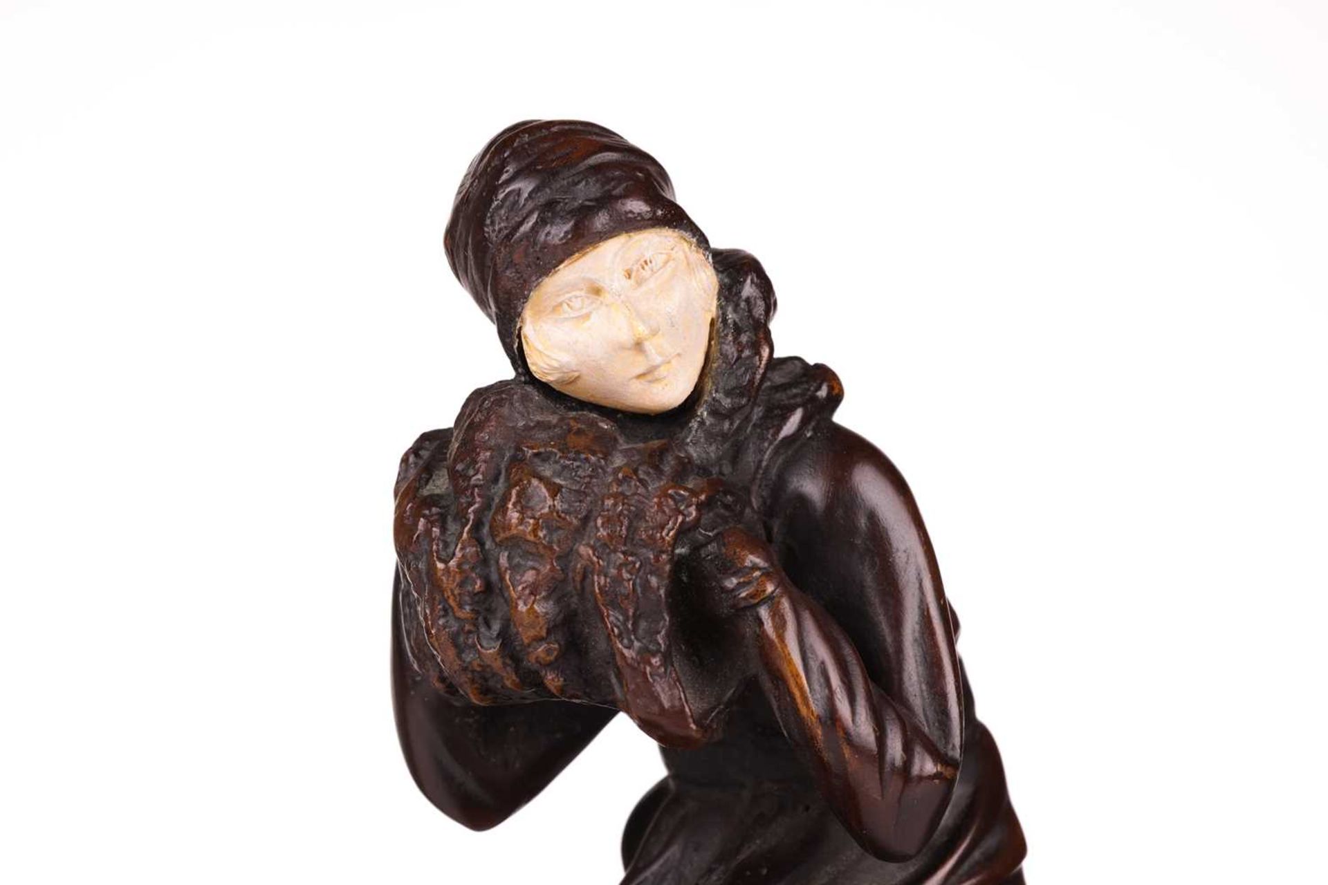 Manner of Demetre Chiparus (1886-1947), an Art Deco style patinated bronze figure of a lady - Image 5 of 6
