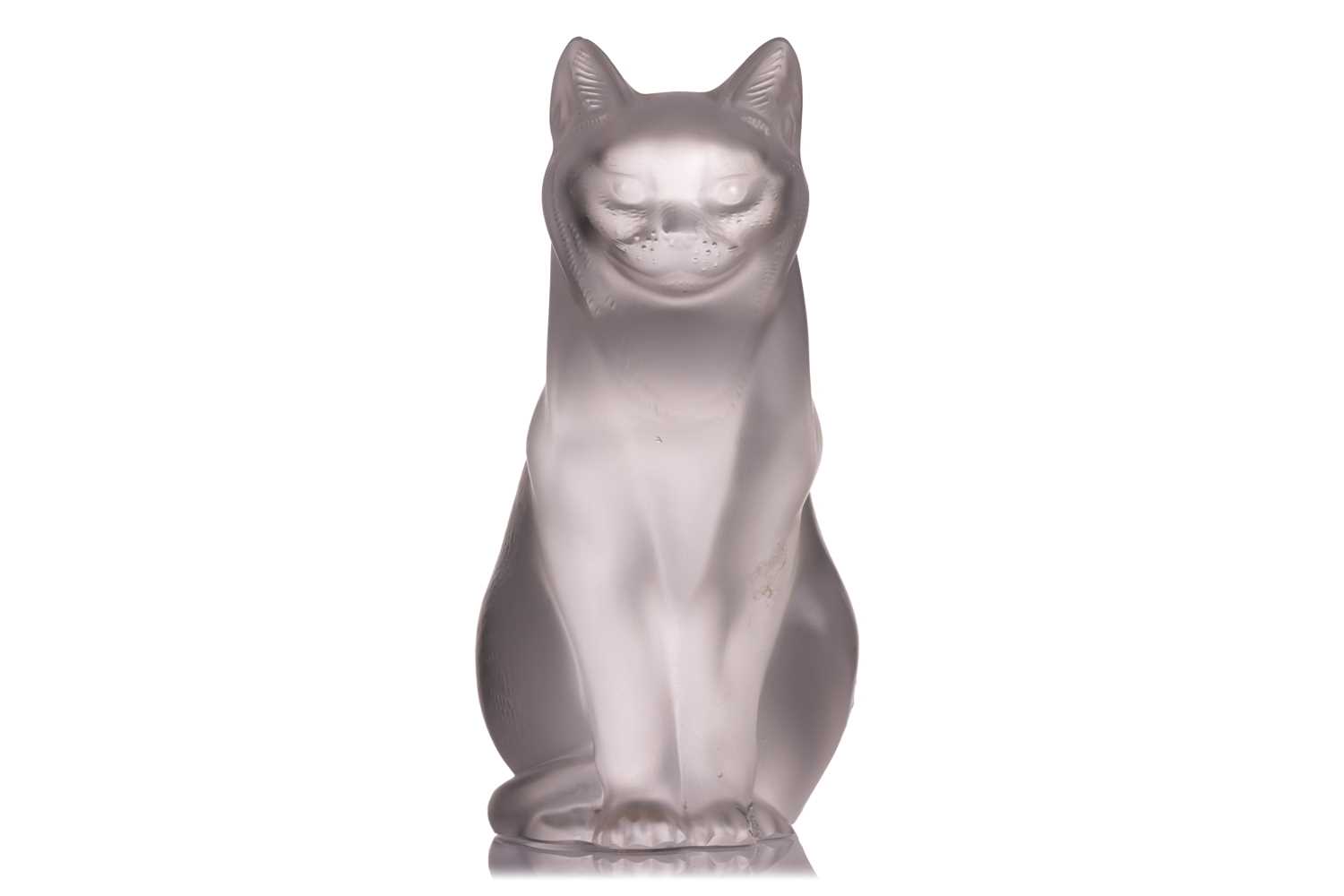 A Lalique frosted glass model of a seated cat, engraved mark 'Lalique France', 21 cm high. Chip - Bild 2 aus 6