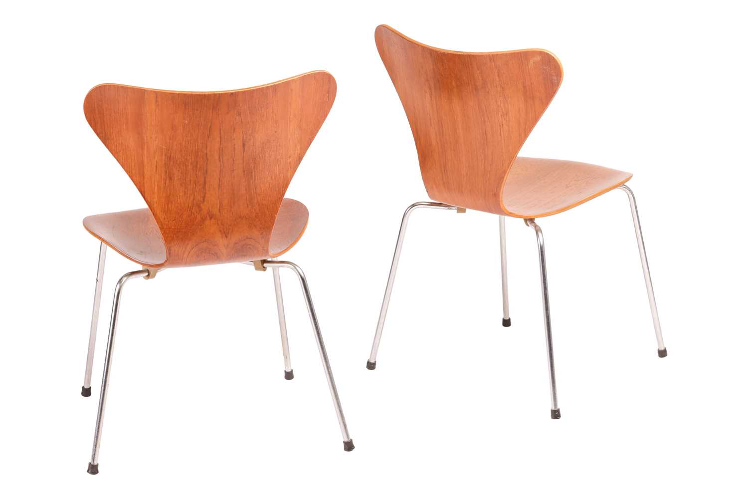 Arne Jacobsen for Fritz Hansen, set of four Sjuan chairs with laminated teak shell and chrome - Image 4 of 7