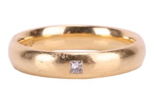 A diamond-set wedding band in 18ct yellow gold, flush-set with a princess-cut diamond with an