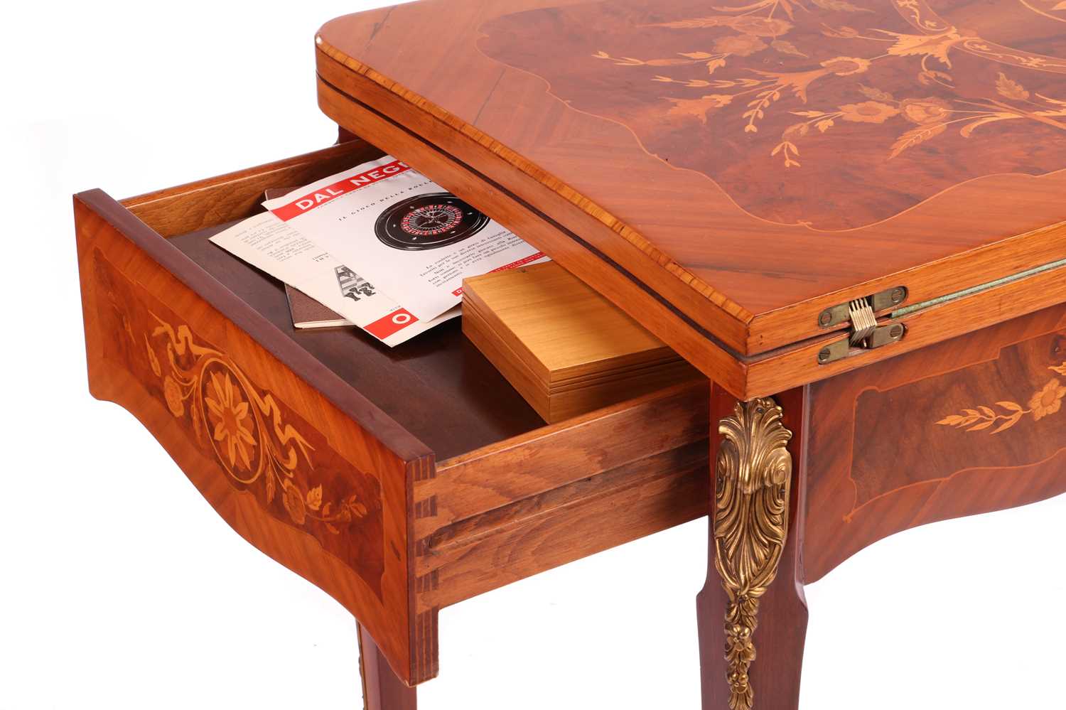 An Italian Dal Negro walnut and marquetry gaming/roulette table, and gaming compendium the fold over - Image 6 of 8