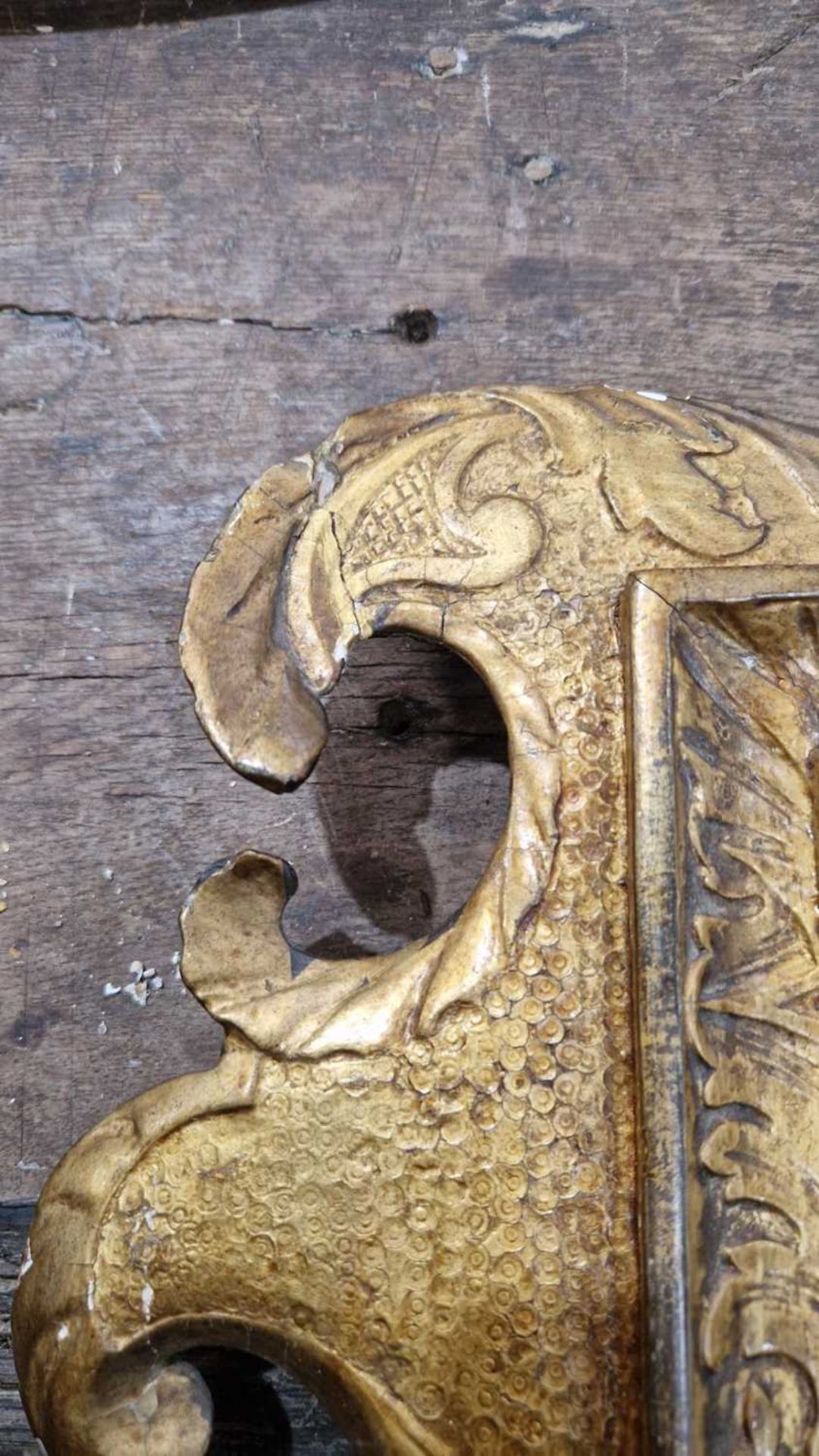 In the Manner of James Moore; A George I carved wood gilt gesso wall mirror, with broken arch pedime - Bild 22 aus 25