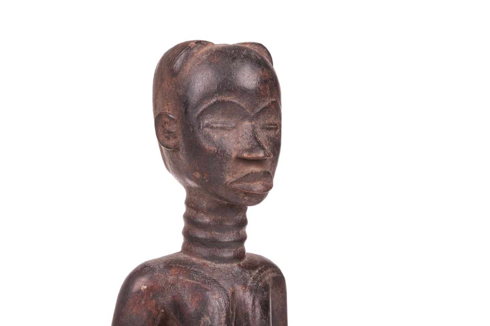 A Dan carved wood fertility standing figure, 20th century, 42 cm high. - Bild 5 aus 7