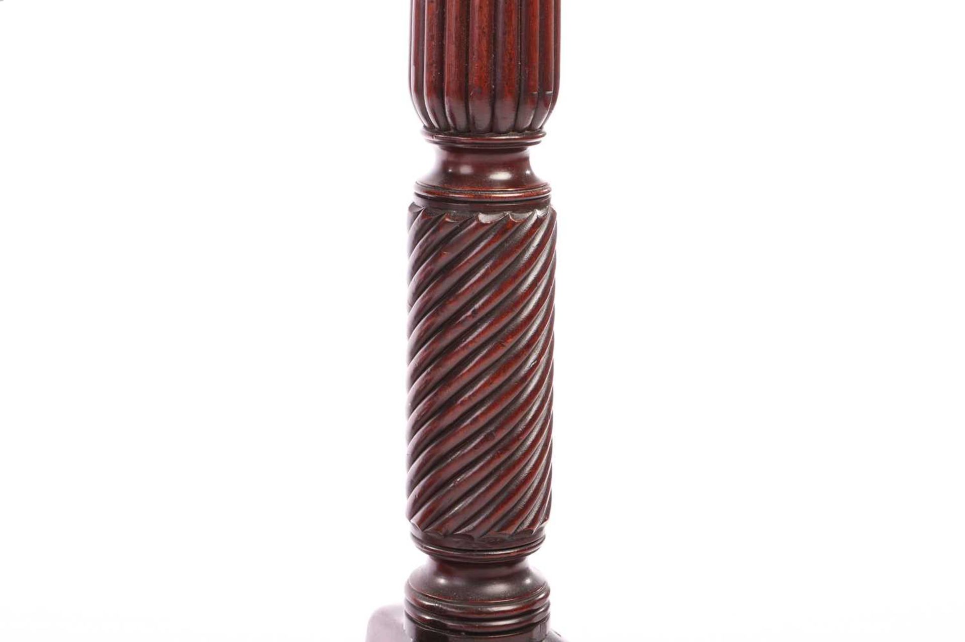 An Edwardian mahogany two-tier pedestal of architectural, form with dentil moulding and fluted colum - Image 5 of 6