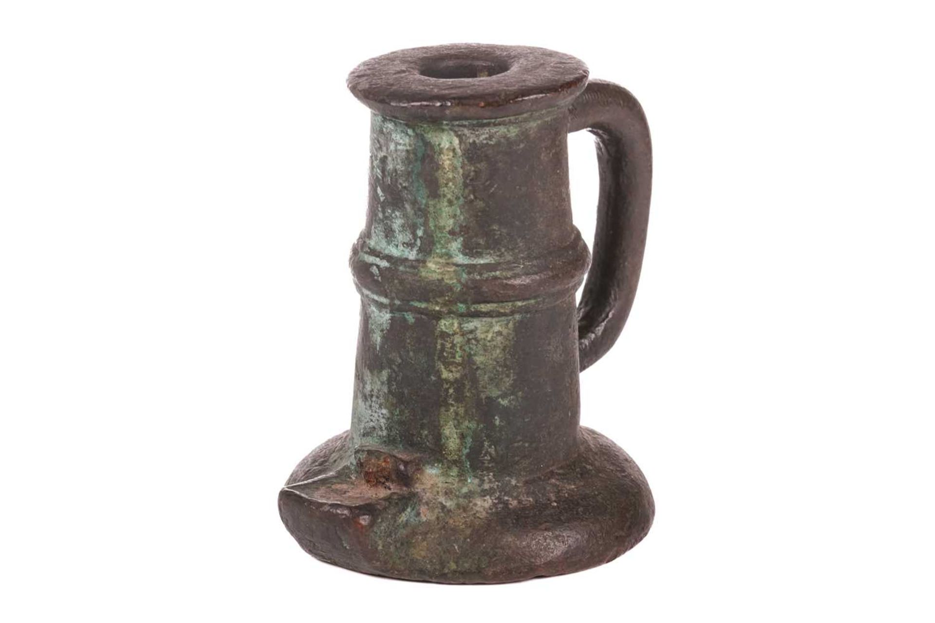 A 17th or 18th-century bronze thunder mug (signal cannon), with loop handle and ribbed centre, on a  - Bild 2 aus 6