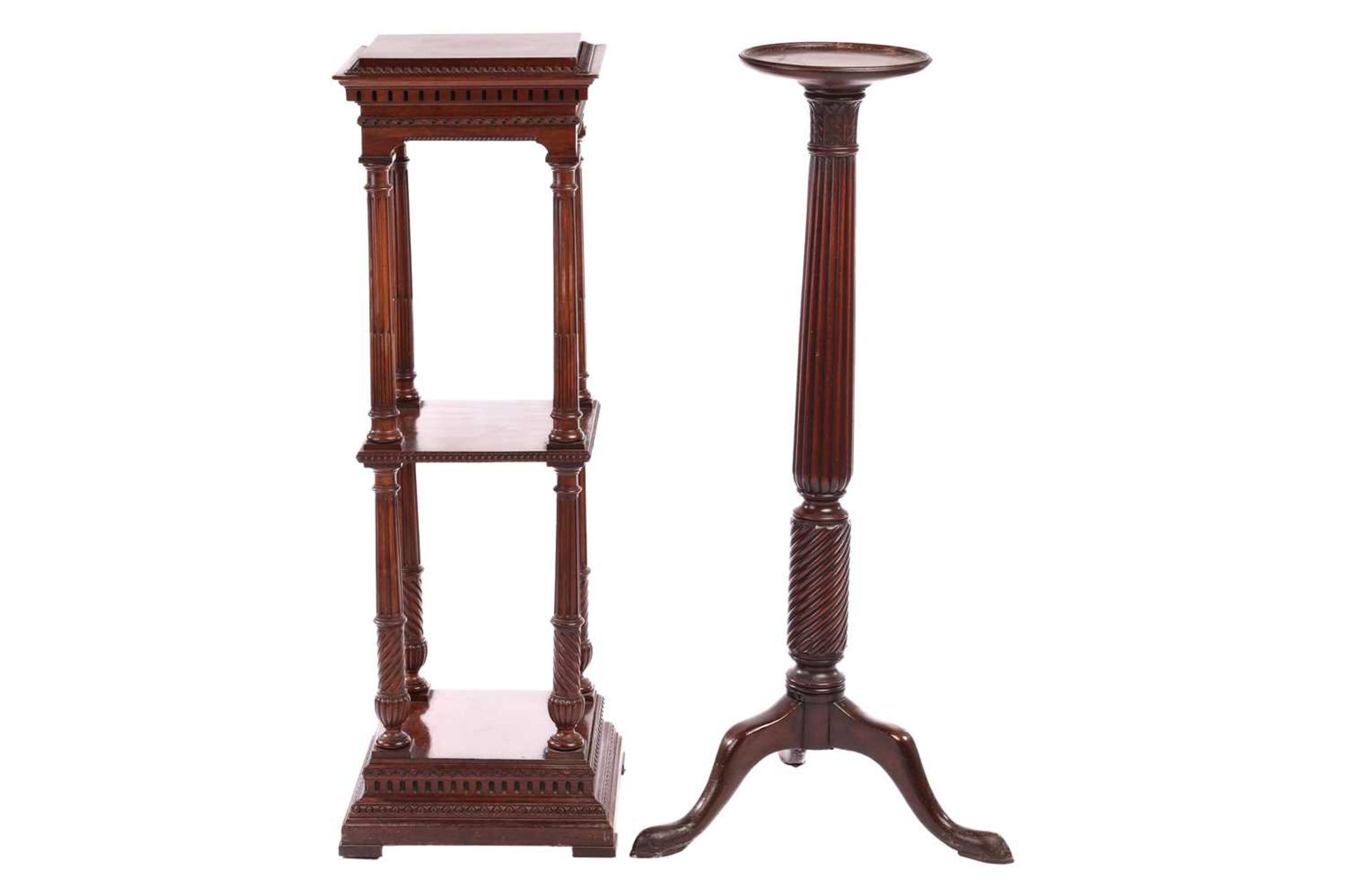 An Edwardian mahogany two-tier pedestal of architectural, form with dentil moulding and fluted colum - Bild 2 aus 6