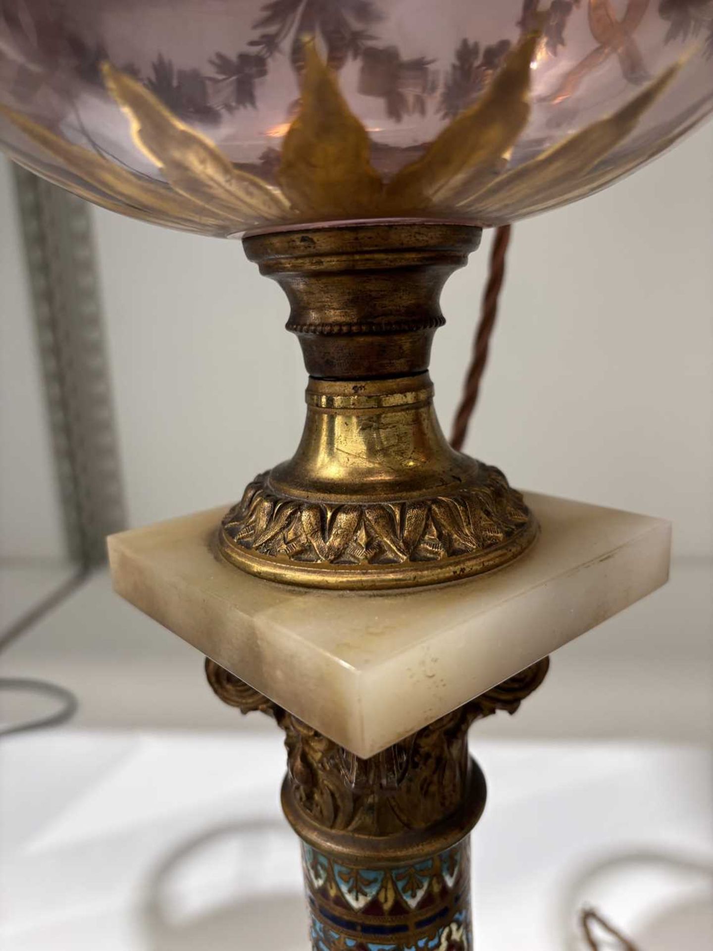 A pair of 19th-century French onyx, gilt metal and champléve enamel oil lamp bases of Corinthian col - Bild 8 aus 18