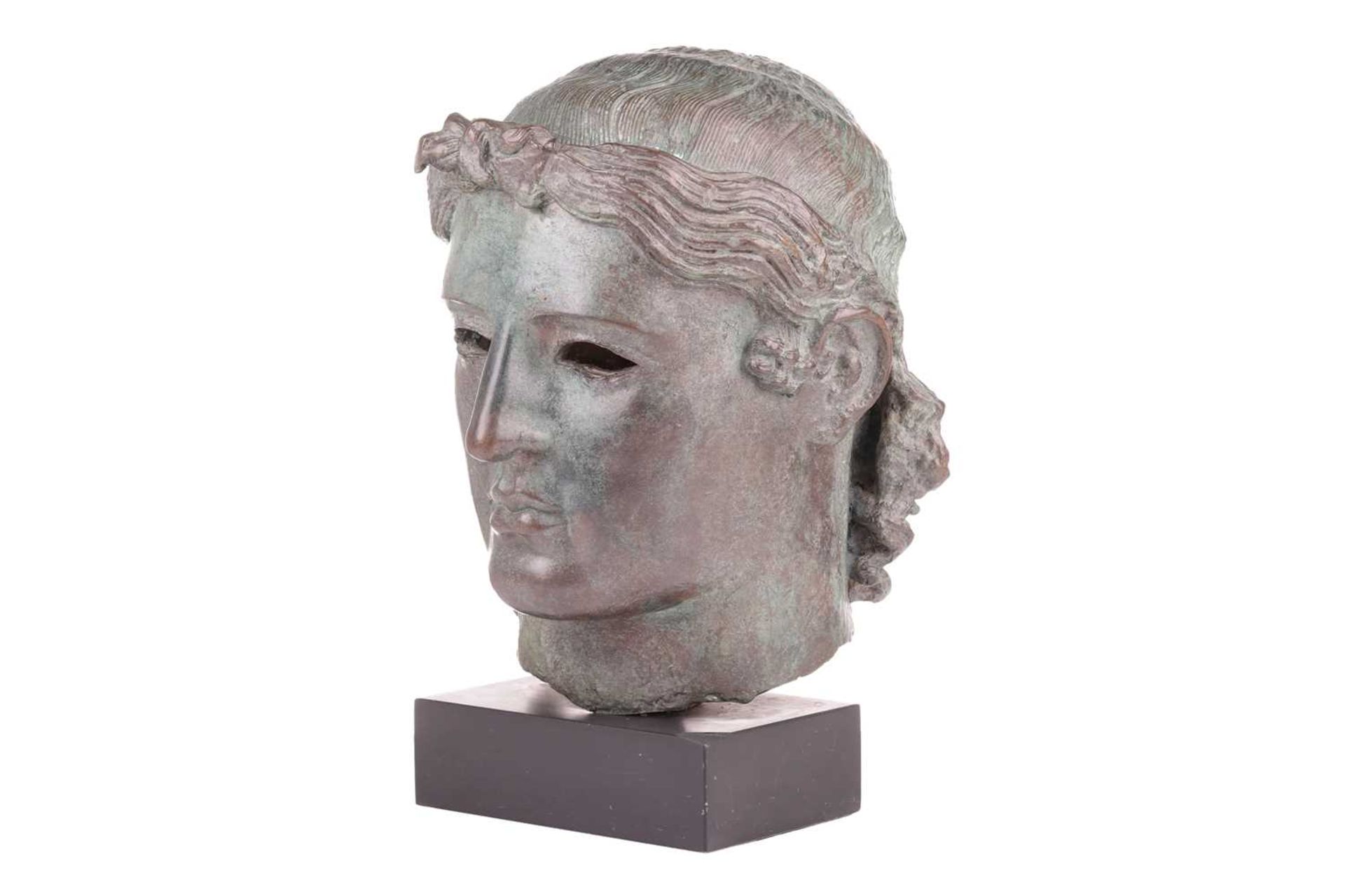 A Grand Tour style patinated bronze, cast after the Chatsworth Apollo Head, raised on a rectangular  - Bild 3 aus 7