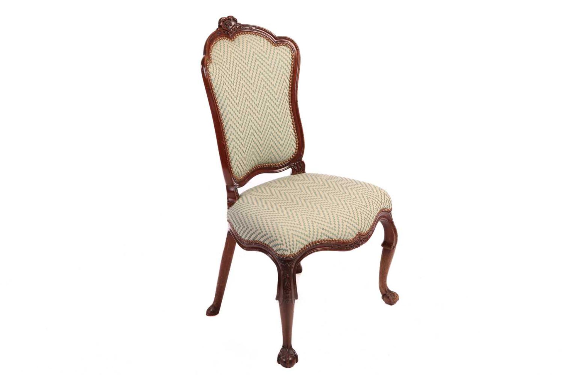 A set of seven George II style walnut cartouch backed dining chairs, possibly Irish C1900, the set c - Bild 6 aus 7